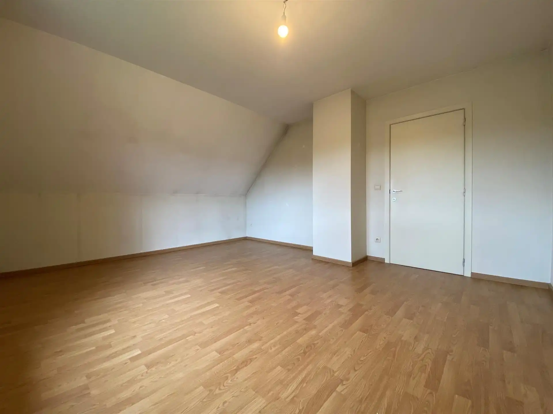 Halfopen woning met 4 slaapkamers en 2 badkamers. foto 25