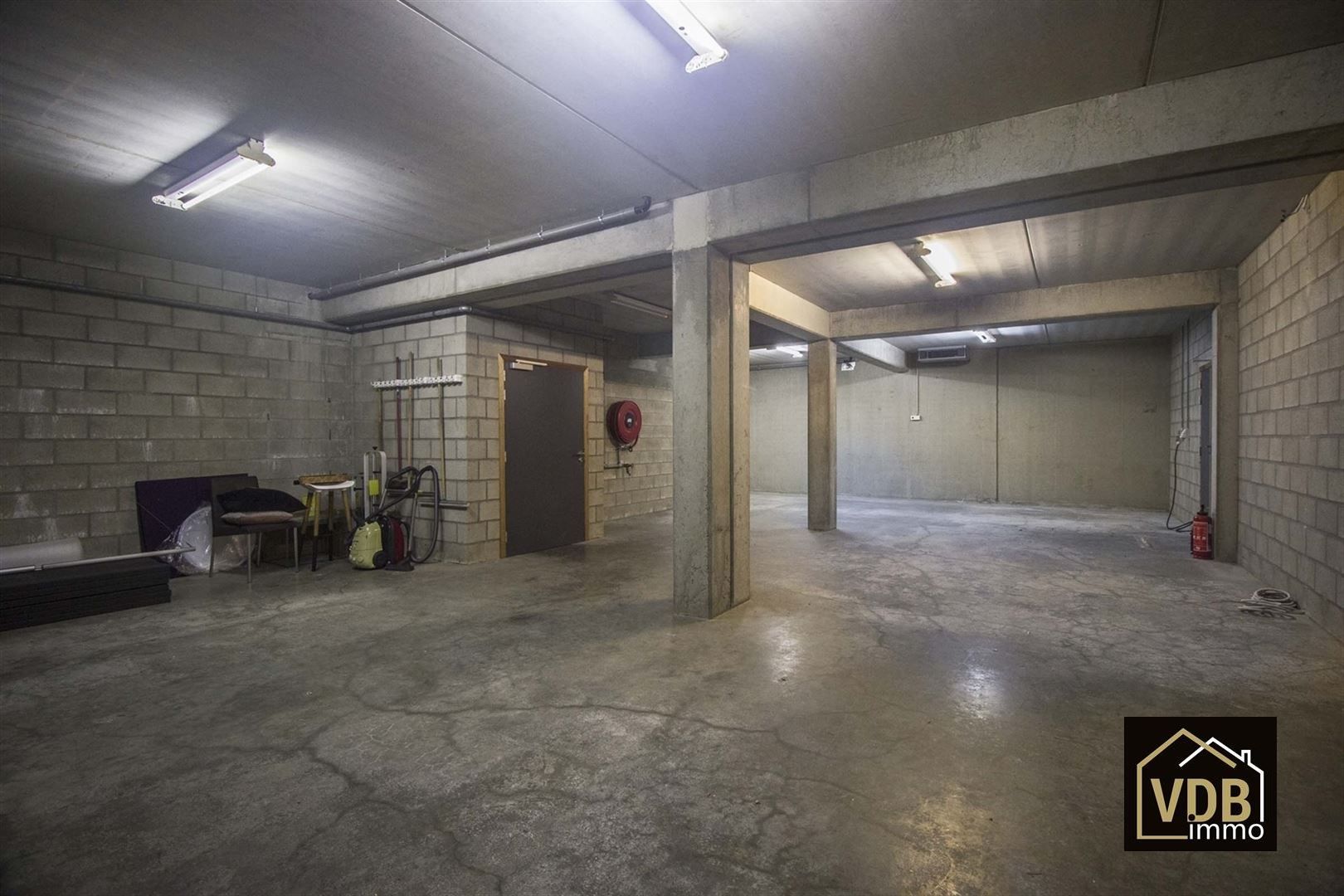 Commercieel gebouw op toplocatie geschikt voor vele doeleinden: kantoor, kleinhandel, groothandel... foto 31