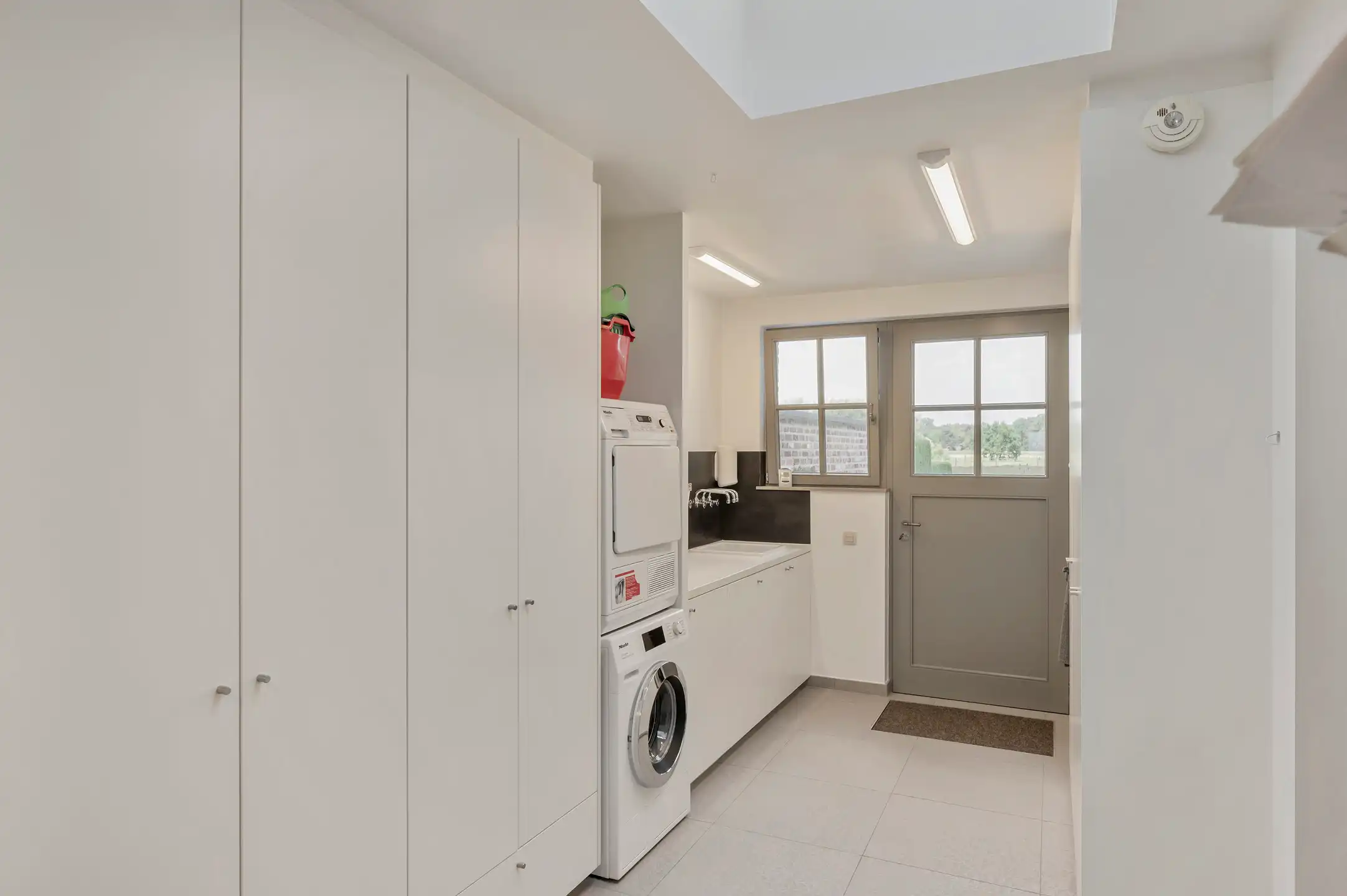 Volledig gerenoveerde woning met 5 slaapkamers, zwembad en prachtig aangelegde tuin op 1.643 m². foto 11