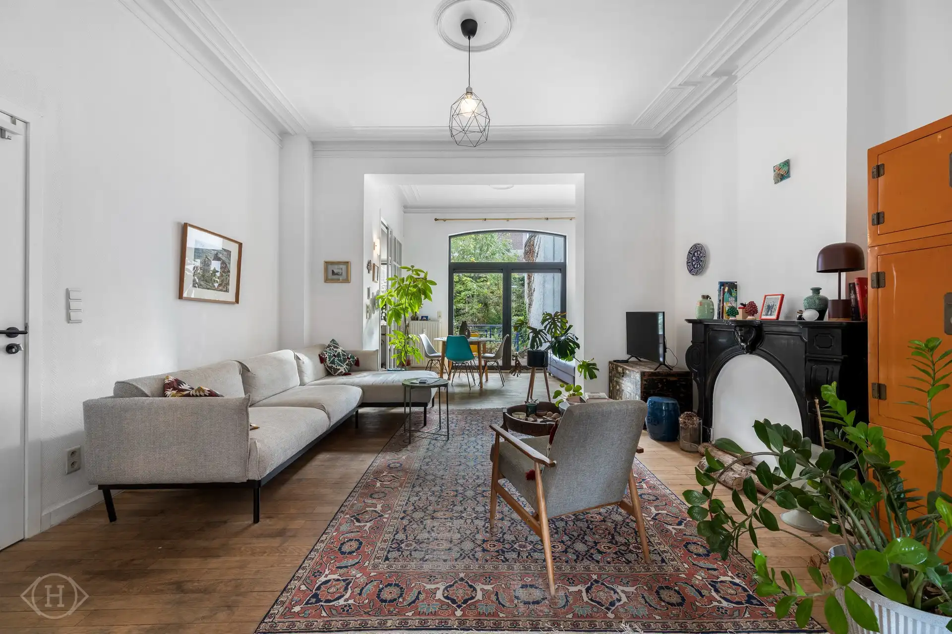 Charmant 1-slaapkamerappartement met tuin aan Ladeuzeplein foto {{pictureIndex}}