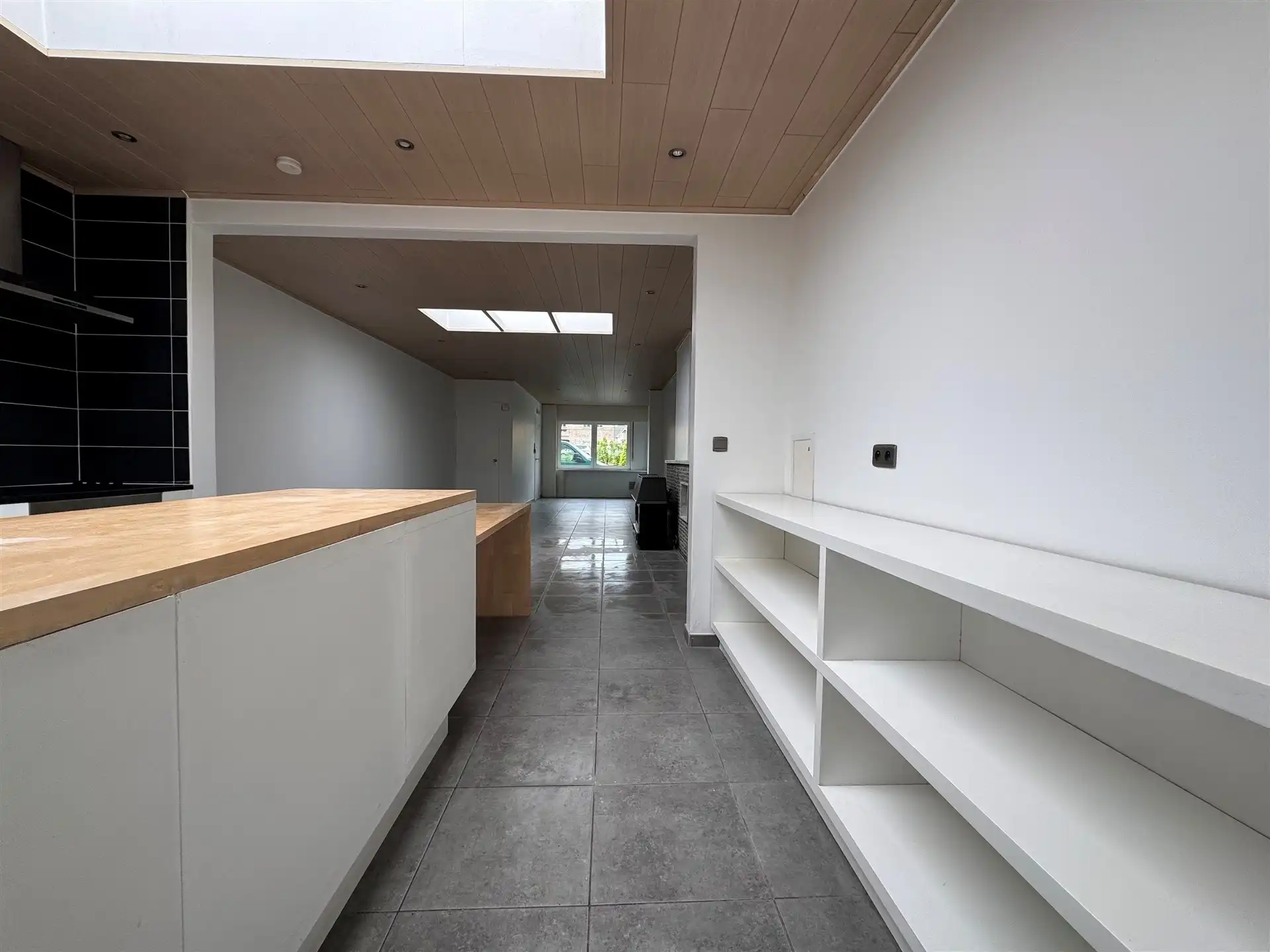 Vernieuwde woning met privé parking voor de wagen achteraan.  foto 12