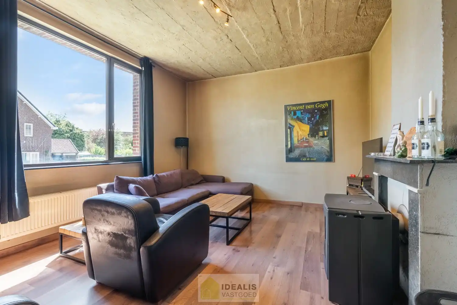 OP TE FRISSEN GEZINSWONING MET LICHTRIJKE LEEFRUIMTE EN AANSLUITEND RUIME KEUKEN, BERGING, BADKAMER VOORZIEN VAN DOUCHE EN BAD EN 3 SLAAPKAMERS OP EEN PERCEEL VAN 5A 37A - Deze woning omvat +-158m² bewoonbare oppervlakte verdeeld over een lichtrijke woonkamer met aansluitend een ruime keuken, berging, badkamer voorzien van douche en bad en 3 slaapkamers. De woning is gelegen op een aangenaam perceel van 5a 37ca vlakbij het centrum van Opitter (Bree), op fietsafstand van winkels, horeca en scholen,… Zeer geschikt voor kandidaten op zoek naar een op te frissen woning met karakter die ruimte en rust biedt doch dicht bij allerlei faciliteiten is gelegen. foto 8