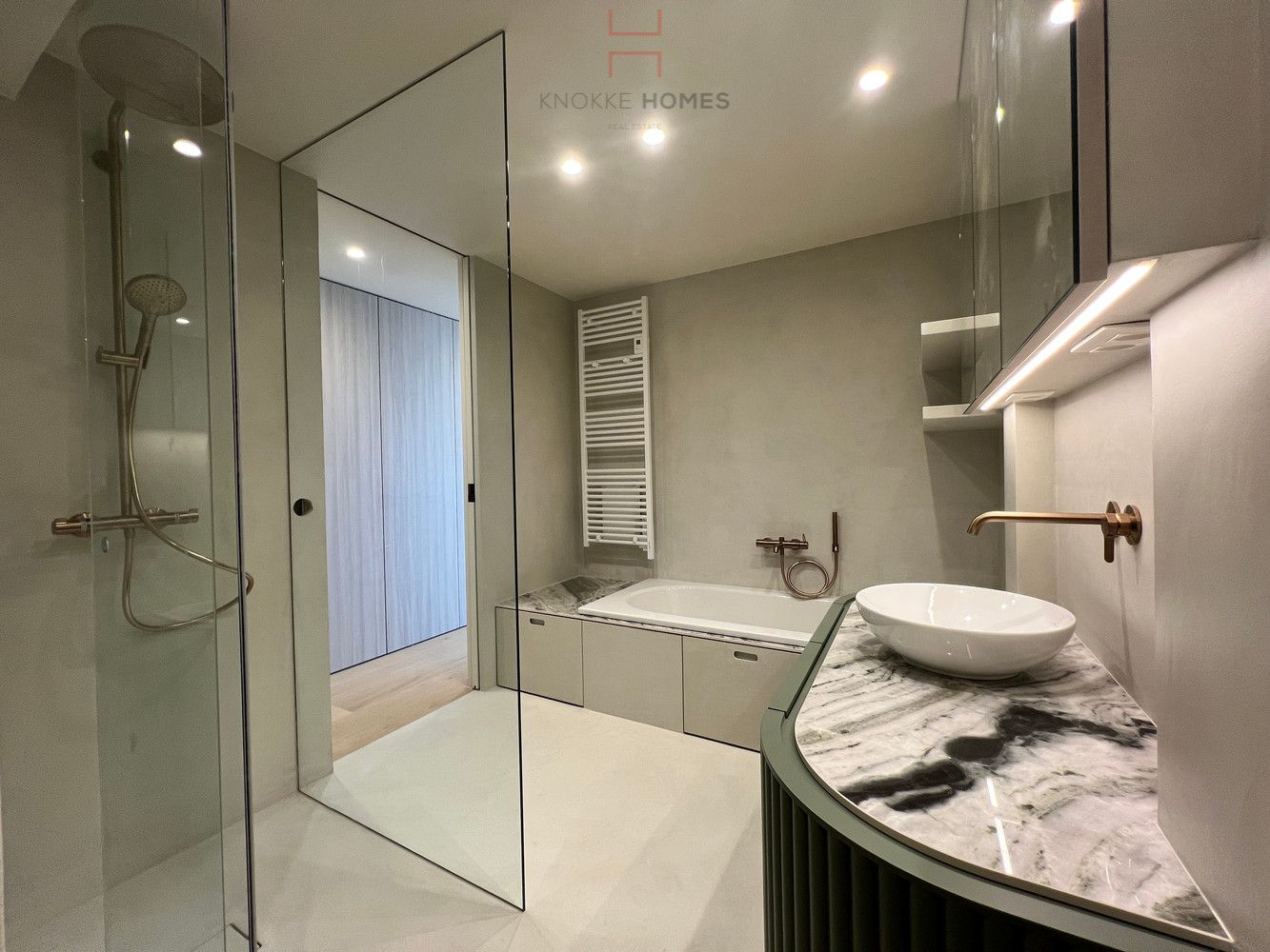 Luxueus gerenoveerd hoekappartement met riant zonneterras in Duinbergen foto 17