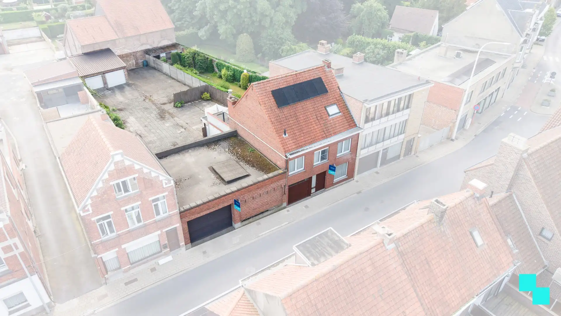 Zeer ruime woning met naastliggend interessant perceel te Izegem foto 2