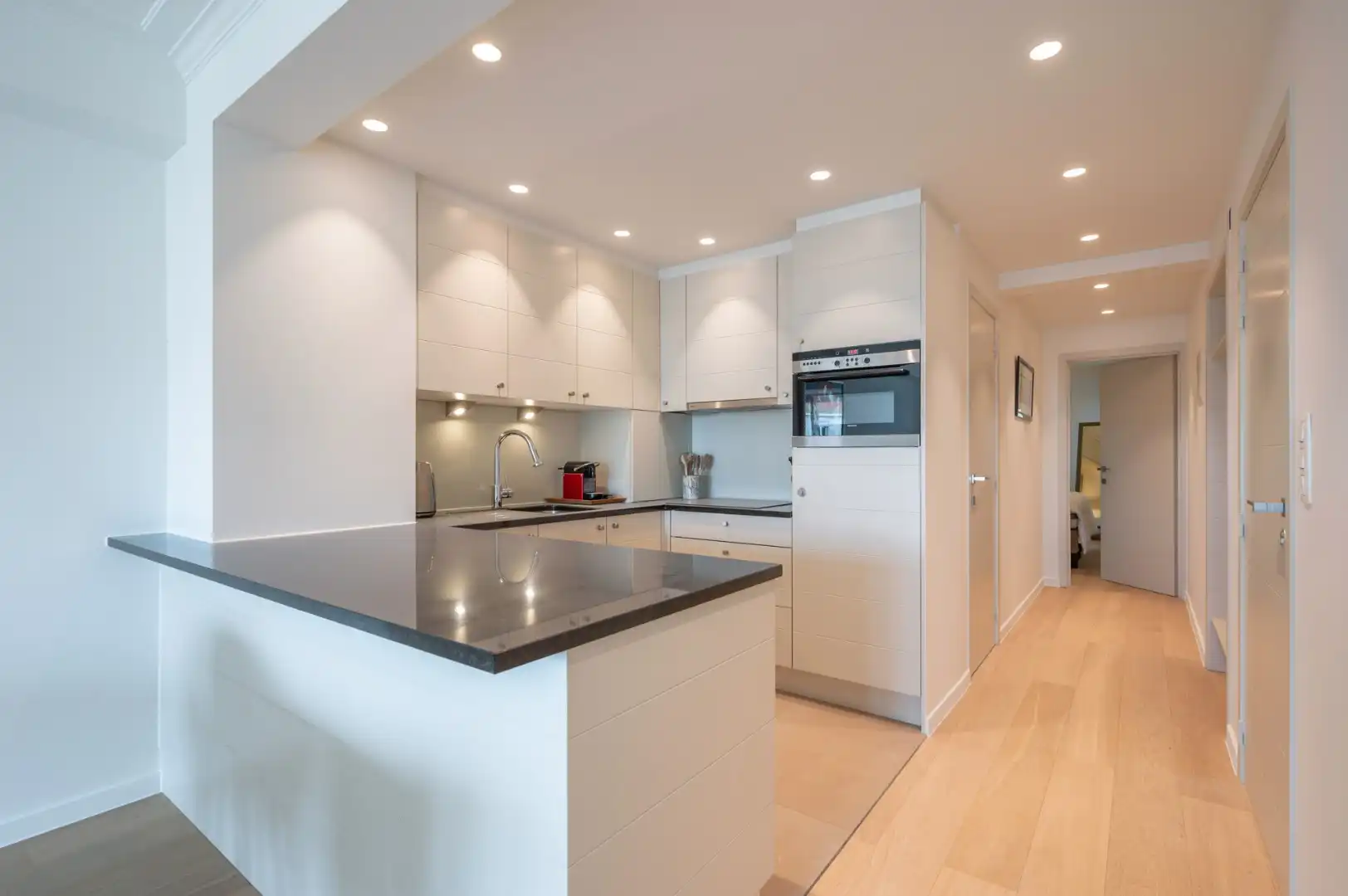 Lichtrijk 1 slaapkamerappartement in hartje Zoute met open zicht foto 5