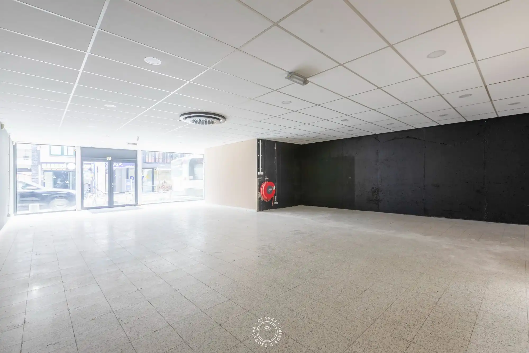 Ruim handelspand in het centrum van Temse foto {{pictureIndex}}