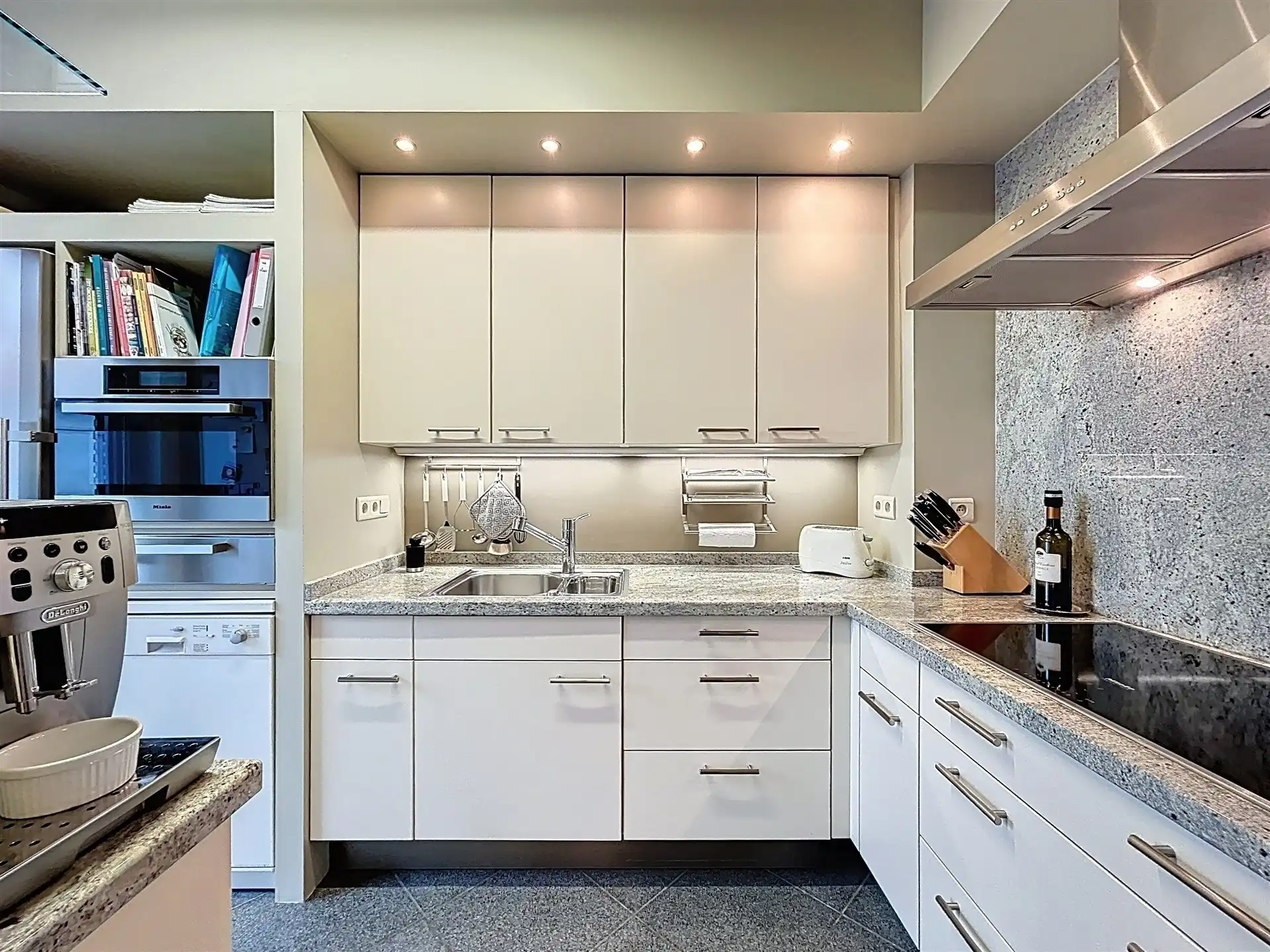 Instapklaar 2 slk- appartement op toplocatie in centrum Sint-Niklaas foto 3