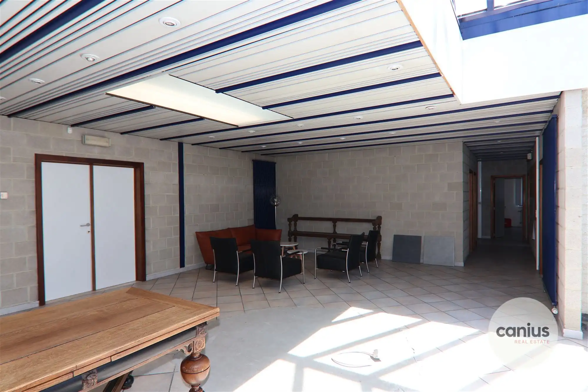 COMMERCIEEL GEBOUW MET MAGAZIJN EN WONING OP EEN ZICHTBARE LOCATIE  foto 5