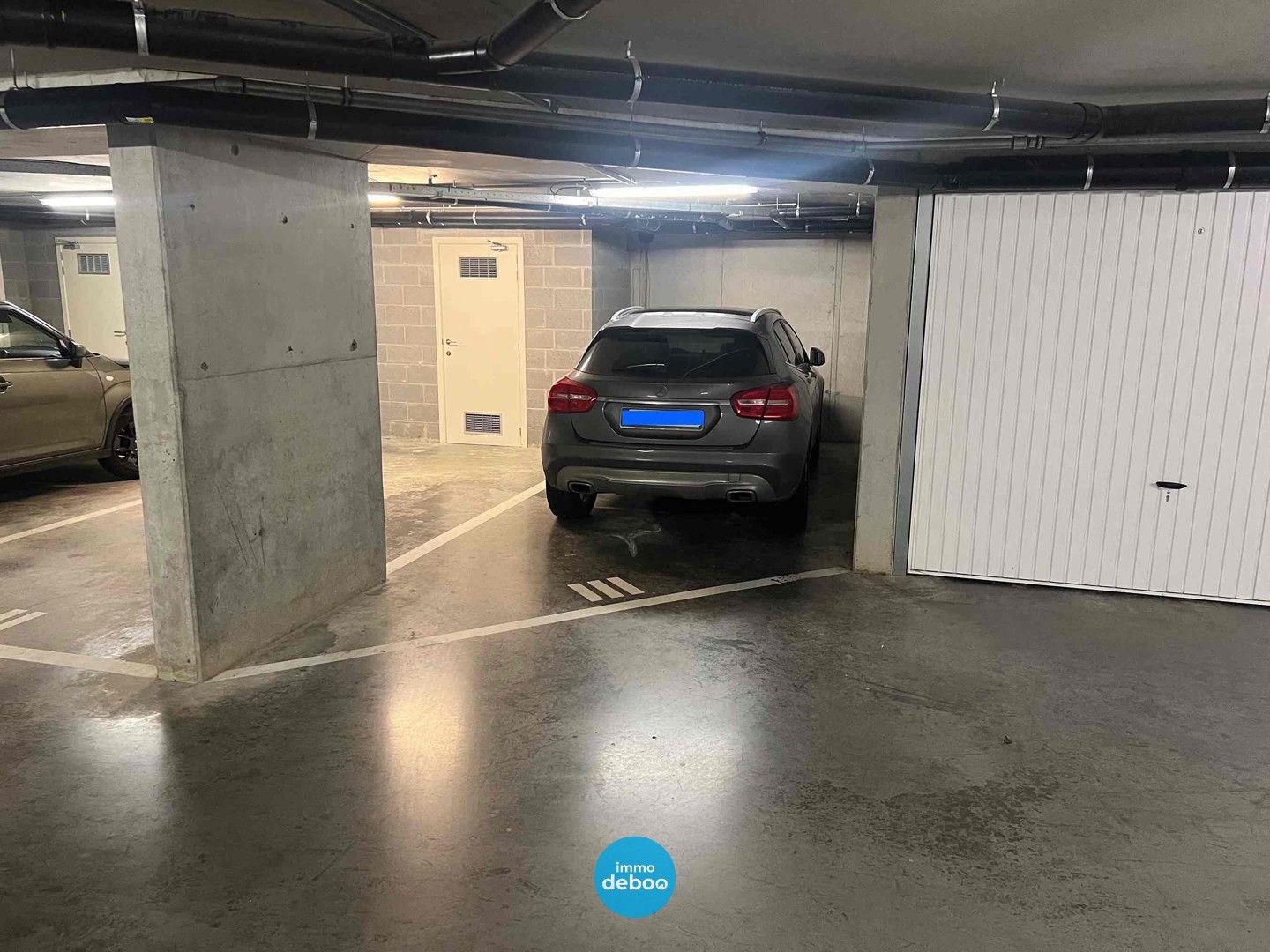 Makkelijk toegankelijke staanplaats in afgesloten residentie foto {{pictureIndex}}