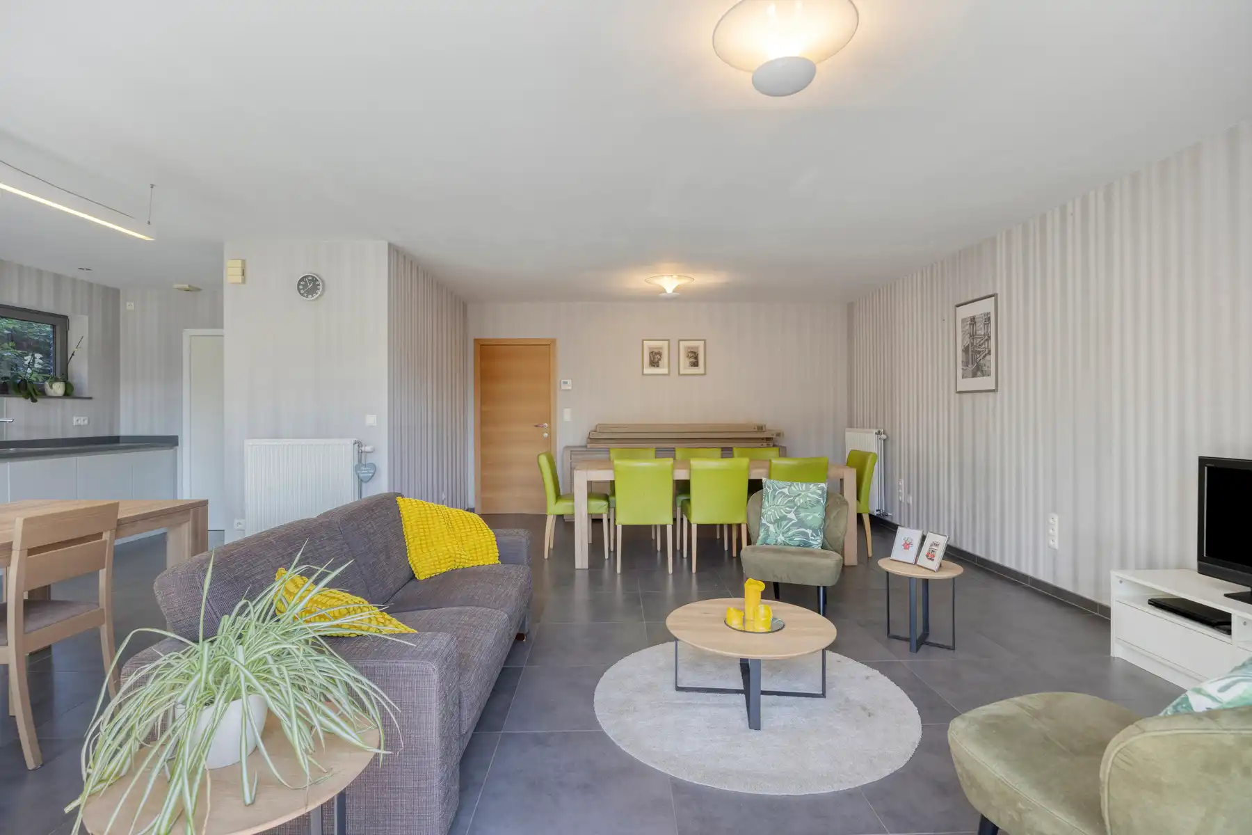 Instapklare HOB met 5 kamers + bureau, en aangename tuin! foto 9