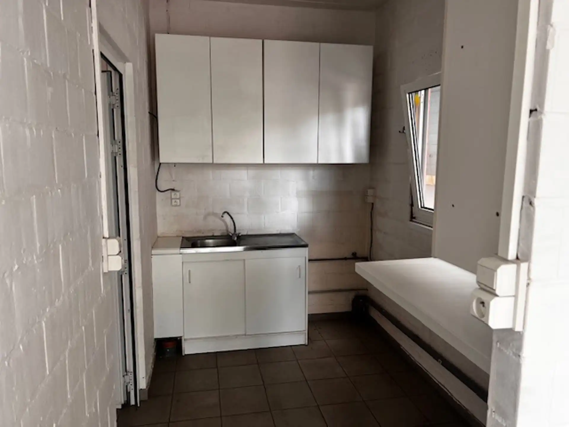 Te Huur Strategisch Gelegen Magazijn met Kantoorruimte te Ranst foto 5