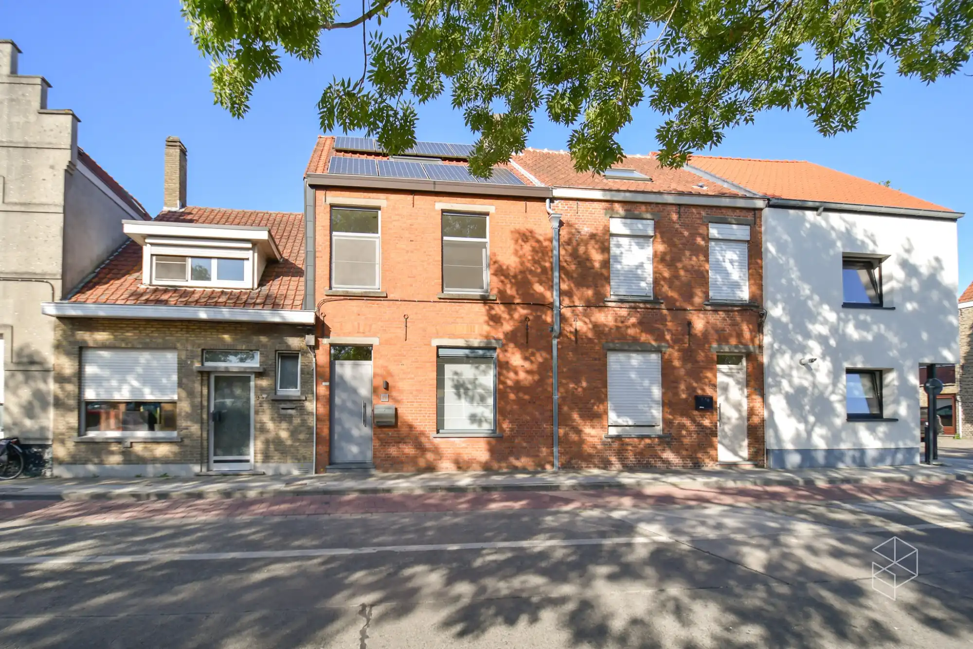 Mooie ruime instapklare woning met 2 slpk ( 3 slpks mogelijk) en koer foto {{pictureIndex}}