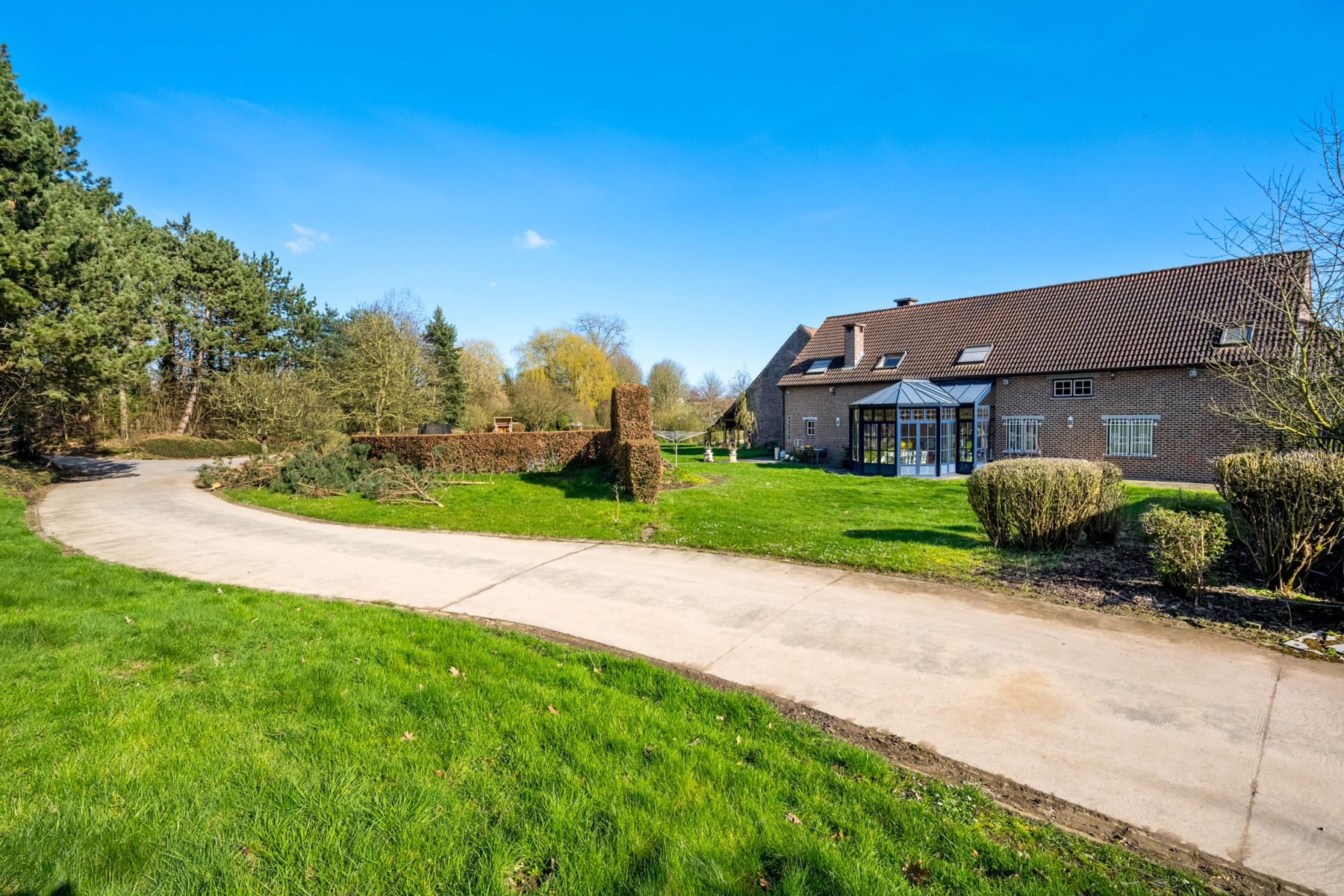 Unieke vierkantshoeve met woonhuis, kantoren en loodsen foto 25