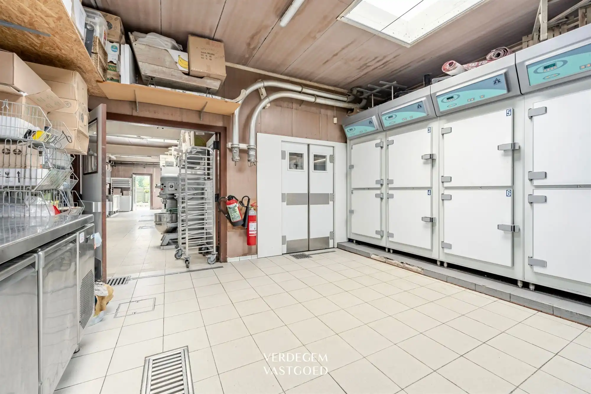 Hanselsruimte met woonst in het warm hart van Wippelgem foto 5