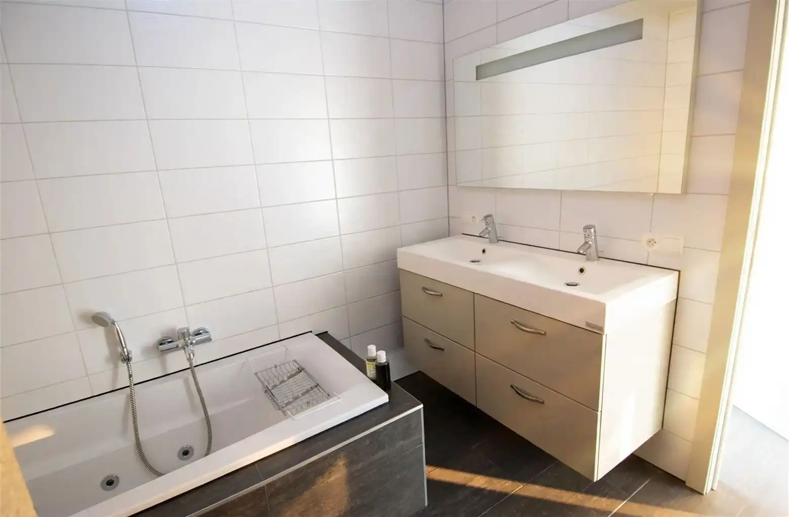 Prachtig appartement met 2 slaapkamers, terras en garagebox gelegen in Residentie Kloosterbempden, midden in het centrum van Maaseik. foto 11