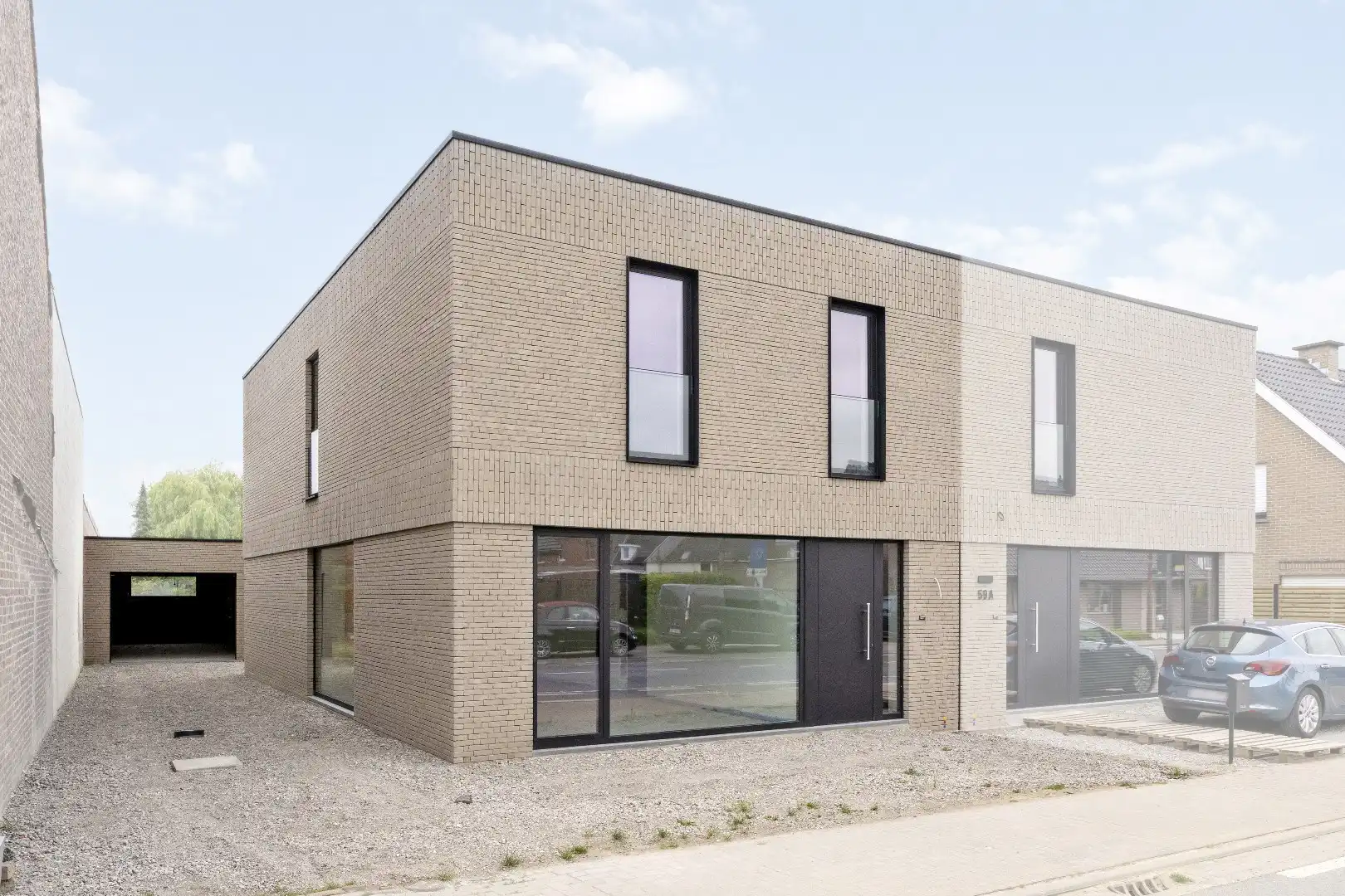 RUIME HALF OPEN NIEUWBOUWWONING MET 4 SLPKS | TUIN | GARAGE foto {{pictureIndex}}