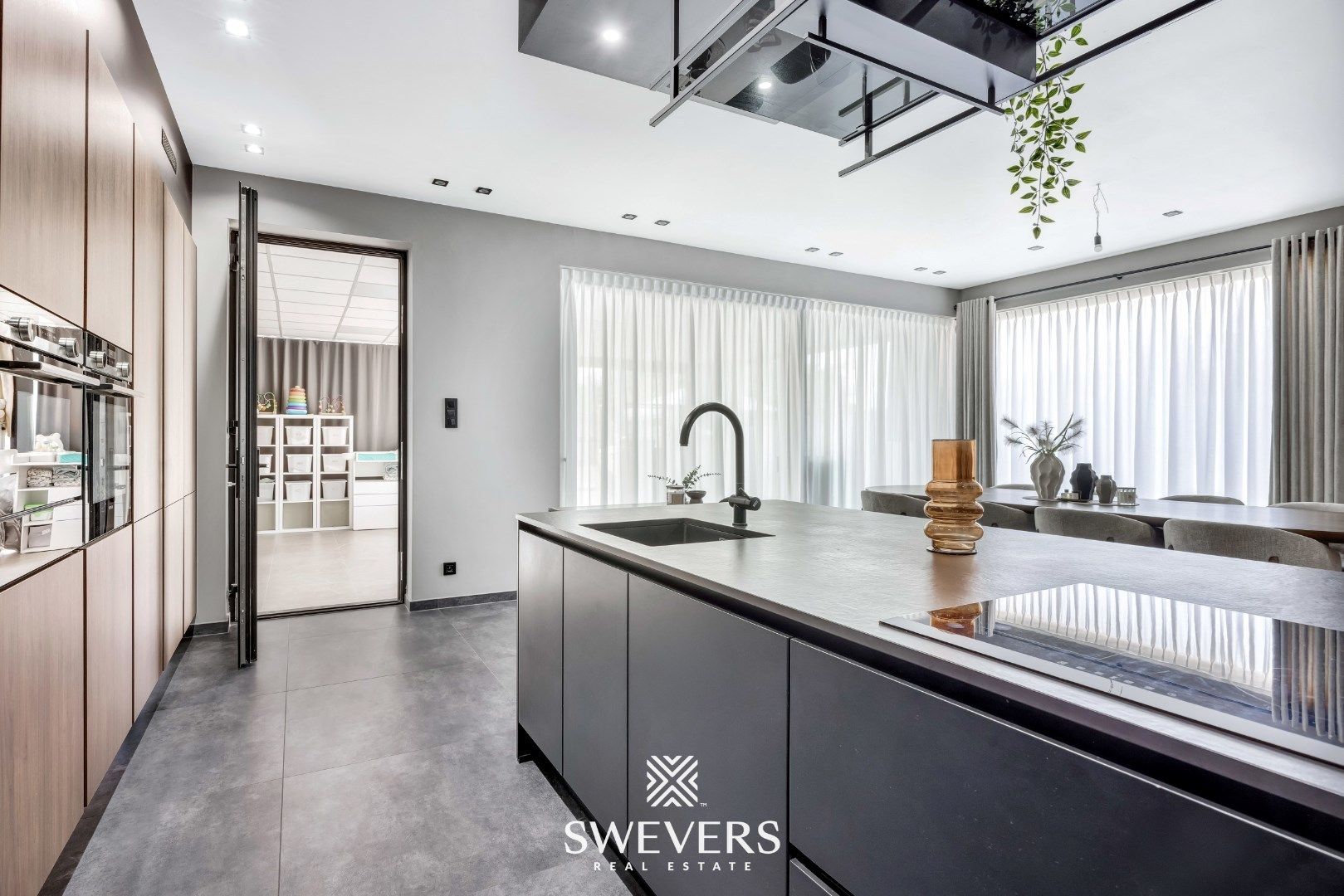 Stijlvol wonen op een ruim perceel met 4 slaapkamers en topafwerking foto 14