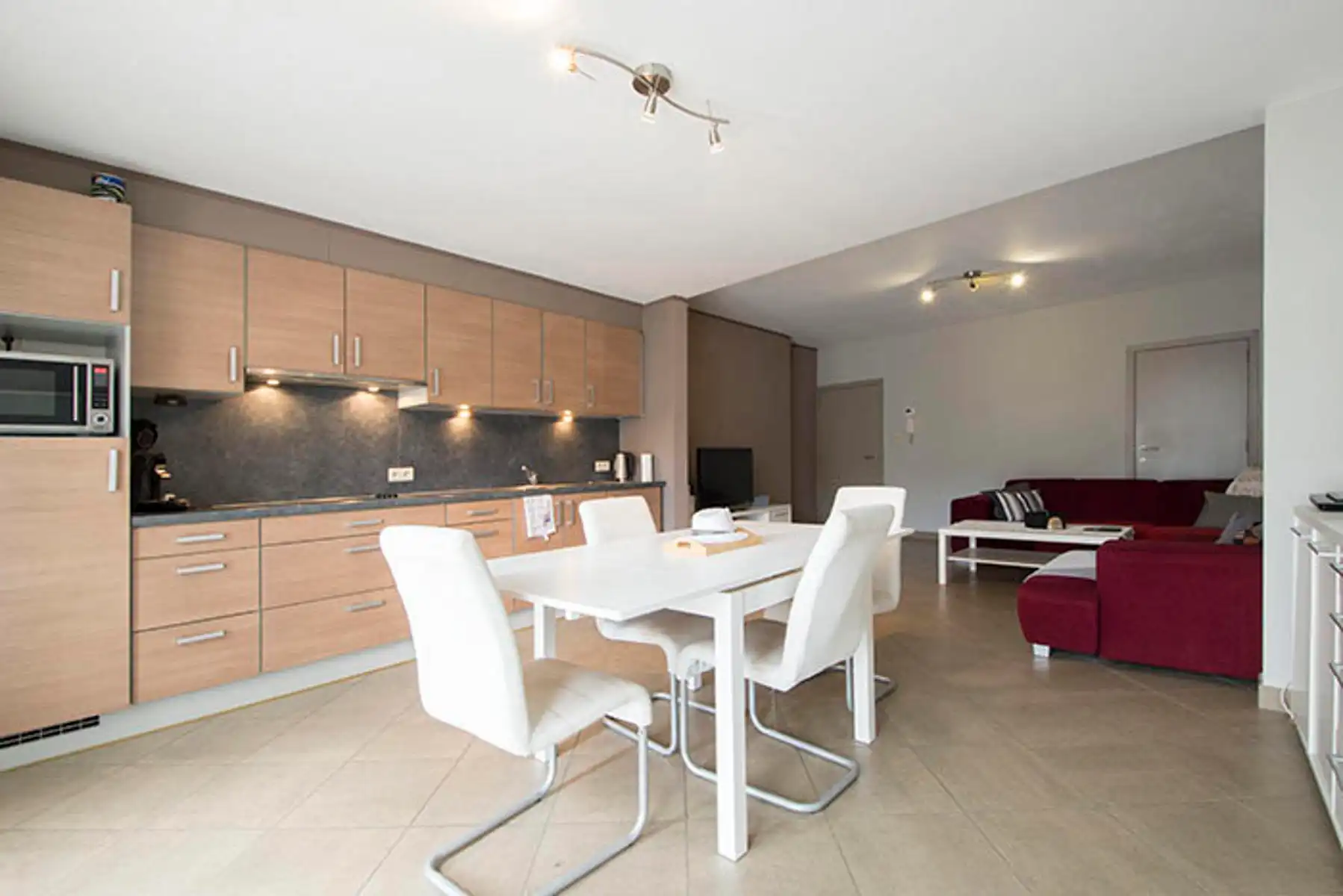 Gelijkvloers gelijkvloers appartement met terras. foto 3