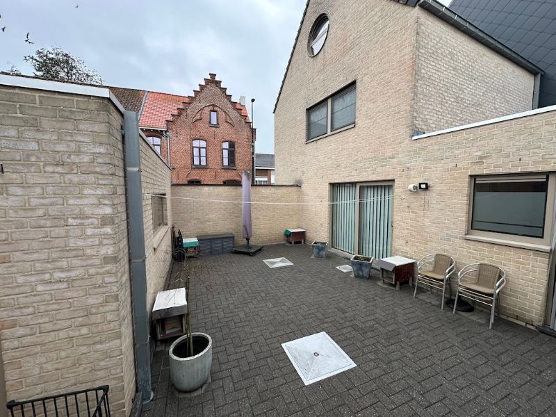 Ruime en goed onderhouden halfopen woning in het centrum van Knesselare foto 11