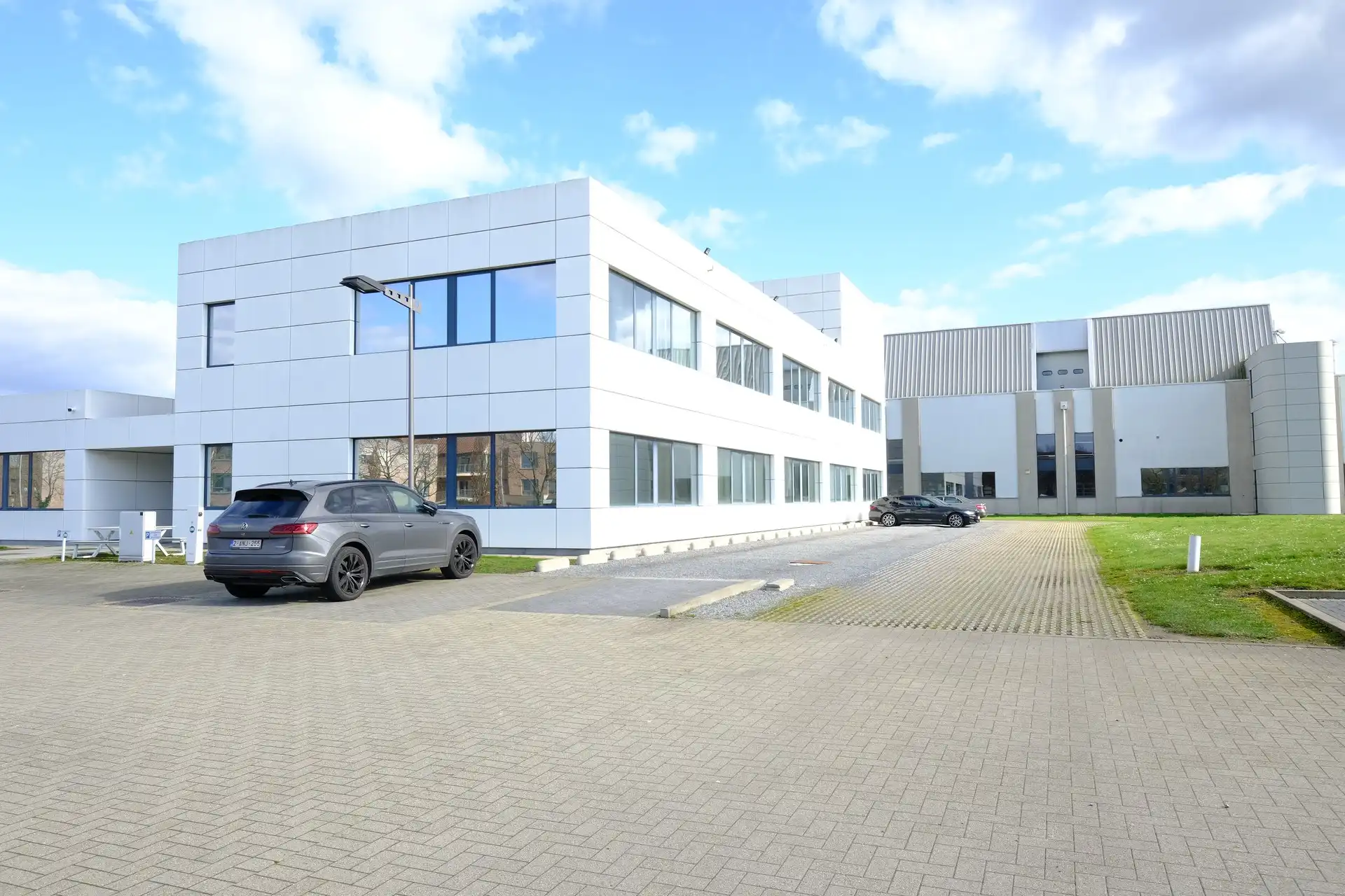 Kantoorgebouw op industriesite Ekkelgarden in Hasselt foto {{pictureIndex}}