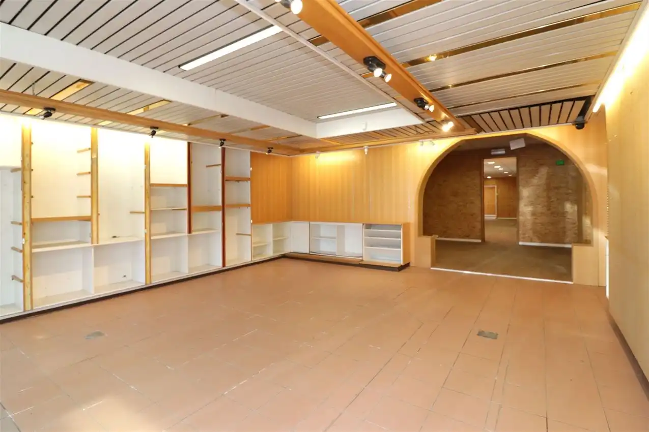 handelszaak met magazijn op zeer zichtbare locatie foto 7