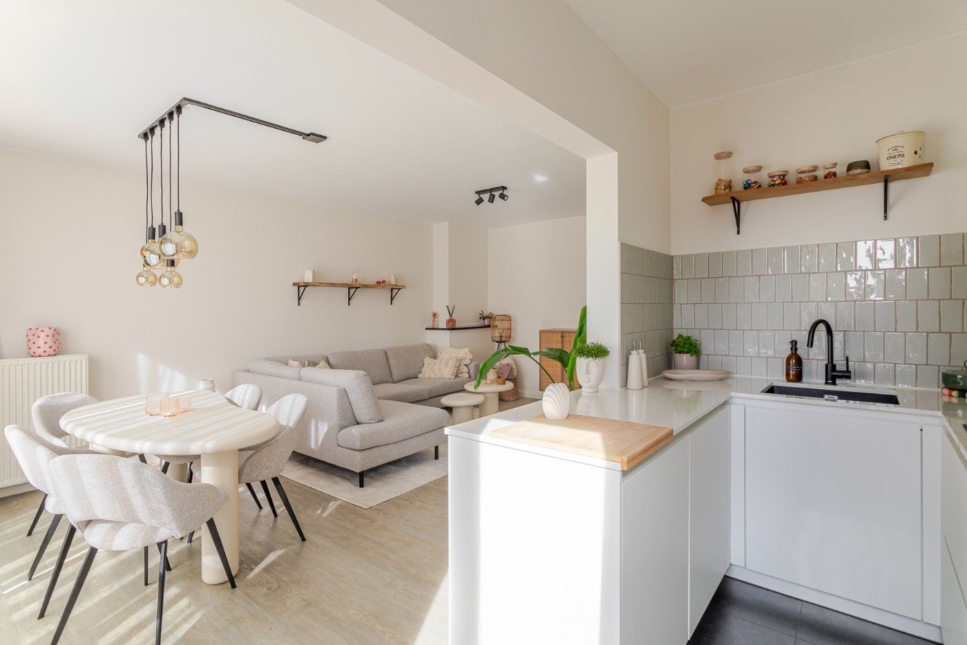 Prachtig gerenoveerd appt. met 2 slpk. en balkon op toffe locatie in Schoten foto 9