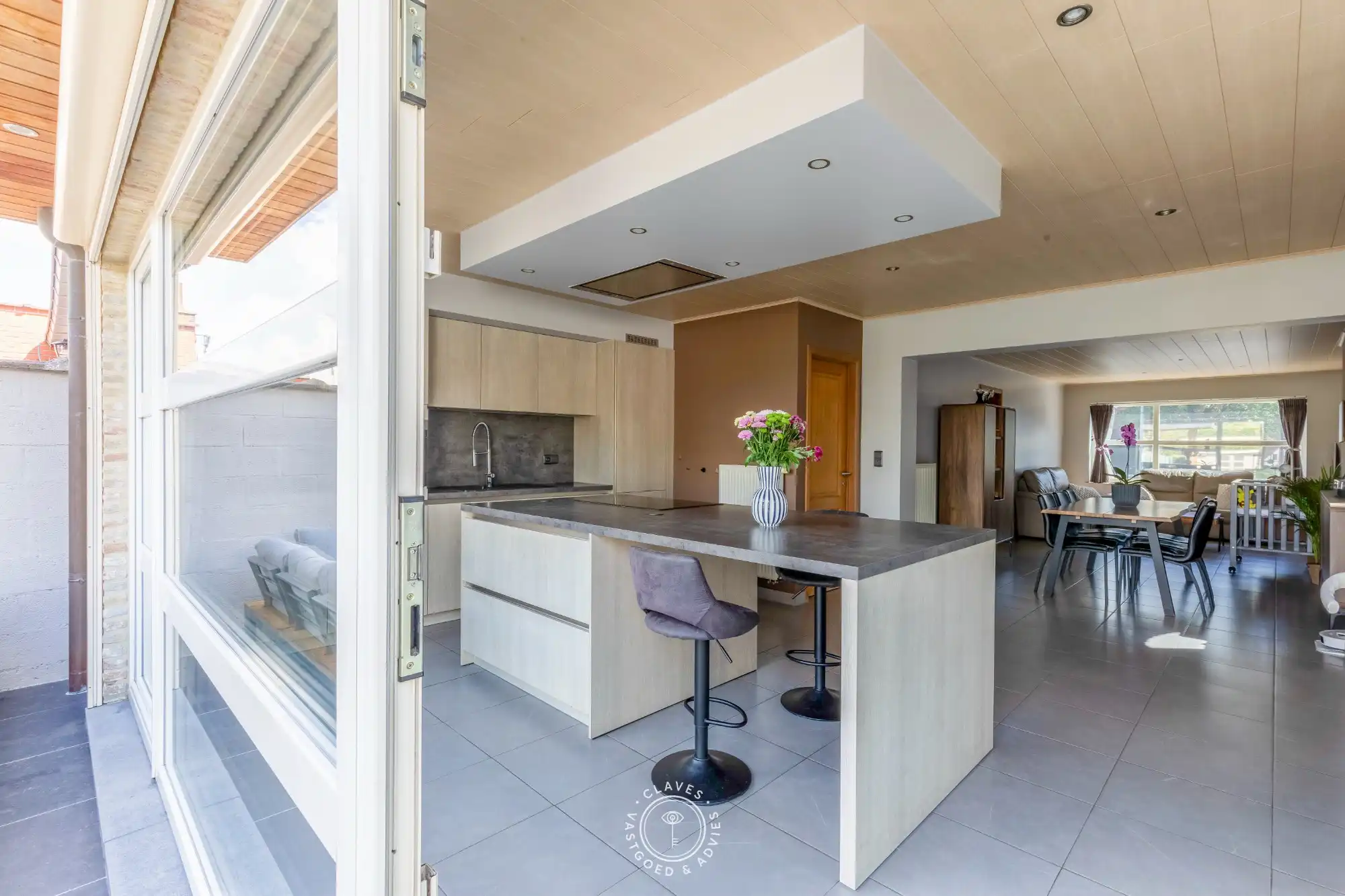 Vernieuwde halfopen bebouwing met 3 slaapkamers en prachtige tuin foto 2