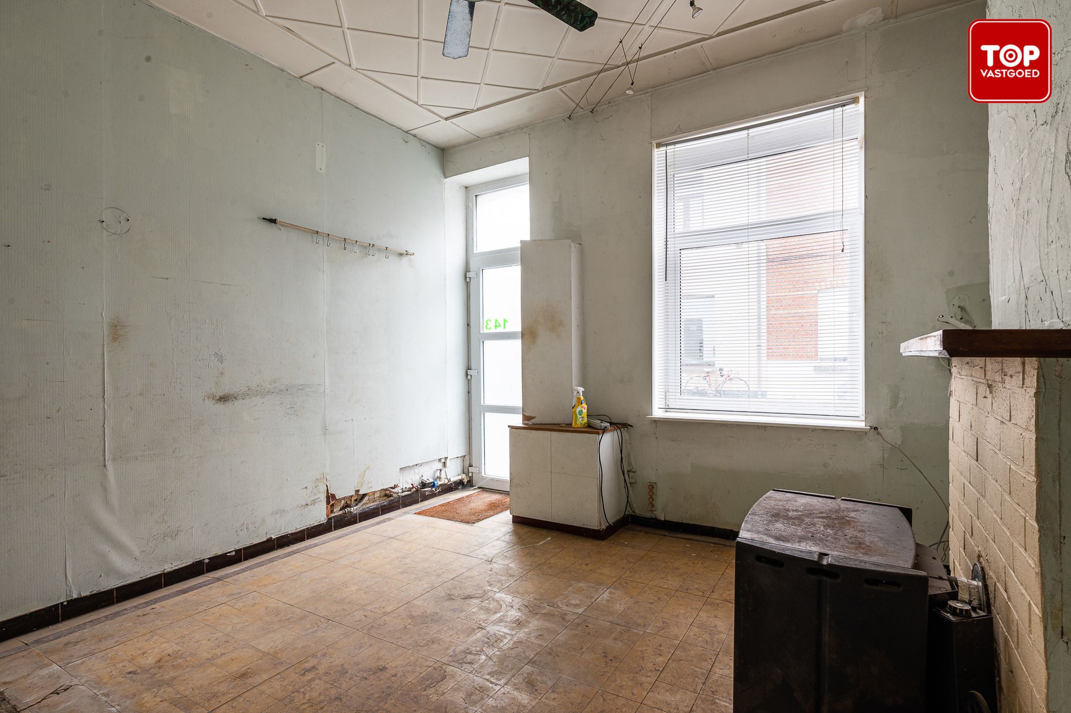 Totaal te renoveren woning op gunstige locatie. foto 5