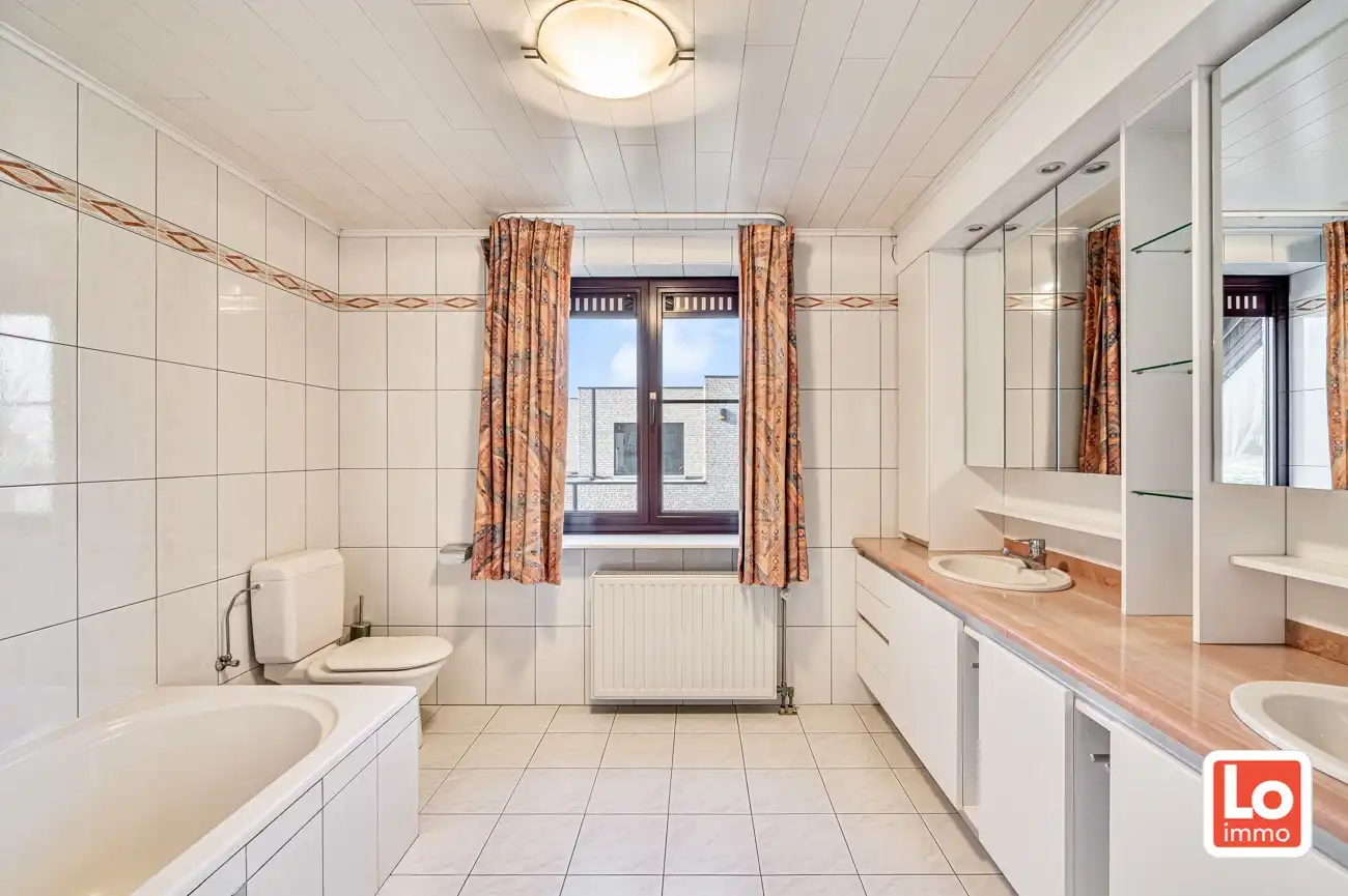 VERKOCHT!! Heel ruime degelijke open woning met praktijkruimte, inpandige garage en ruime gerenoveerde schuur met heel wat potentieel gelegen op een gemakkelijk bereikbare locatie tussen Oostakker en Lochristi! foto 26