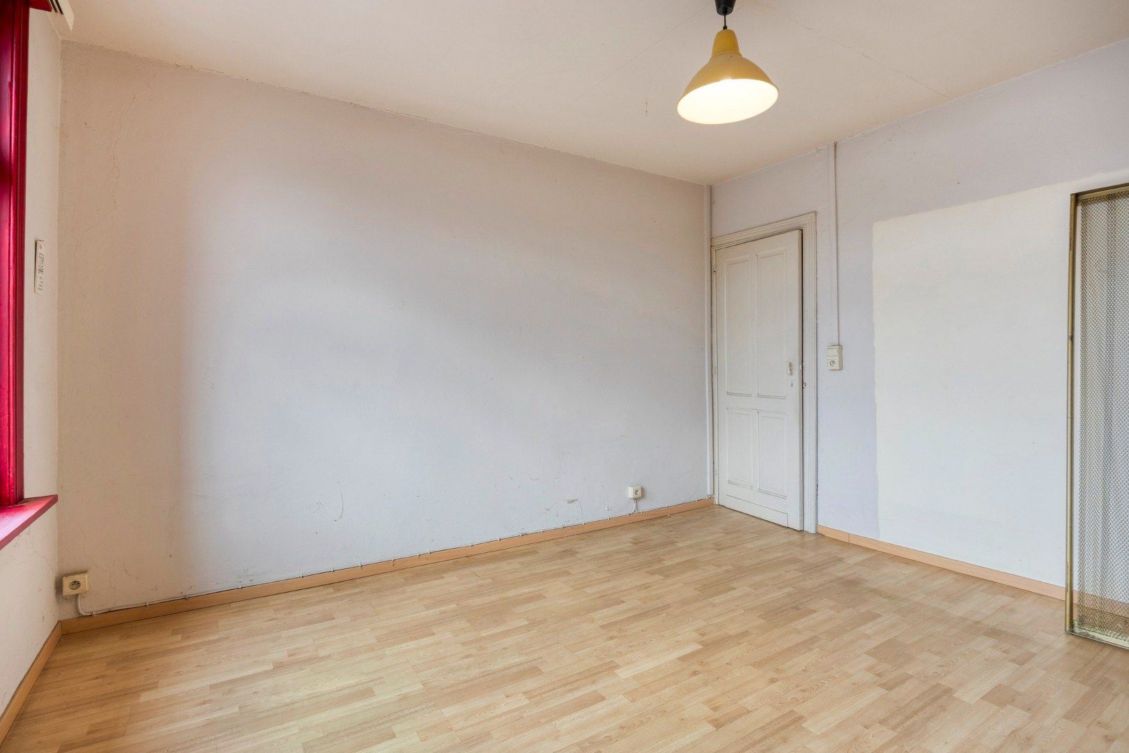 Te renoveren woning langs het centrum van Mol !  foto 14