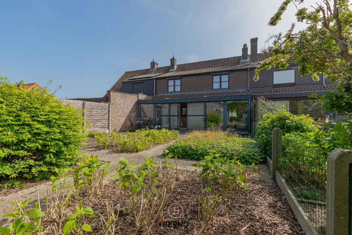 Kloeke rijwoning met garage op topligging nabij het station van Dendermonde. foto 16