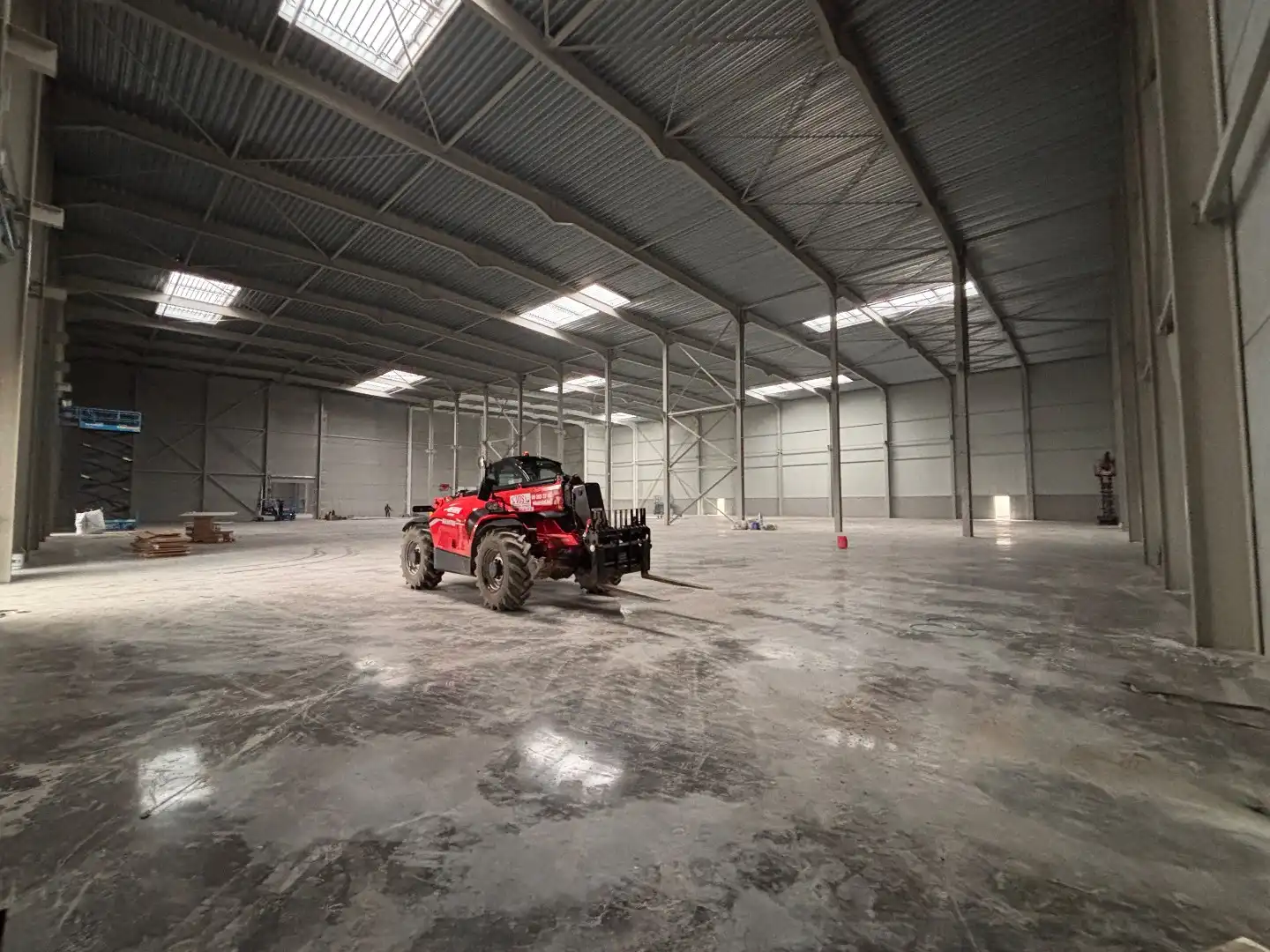 Logistieke bedrijfshal - 4069 m² - met mogelijkheid tot 1200 m² kantoren. Superligging! foto 3