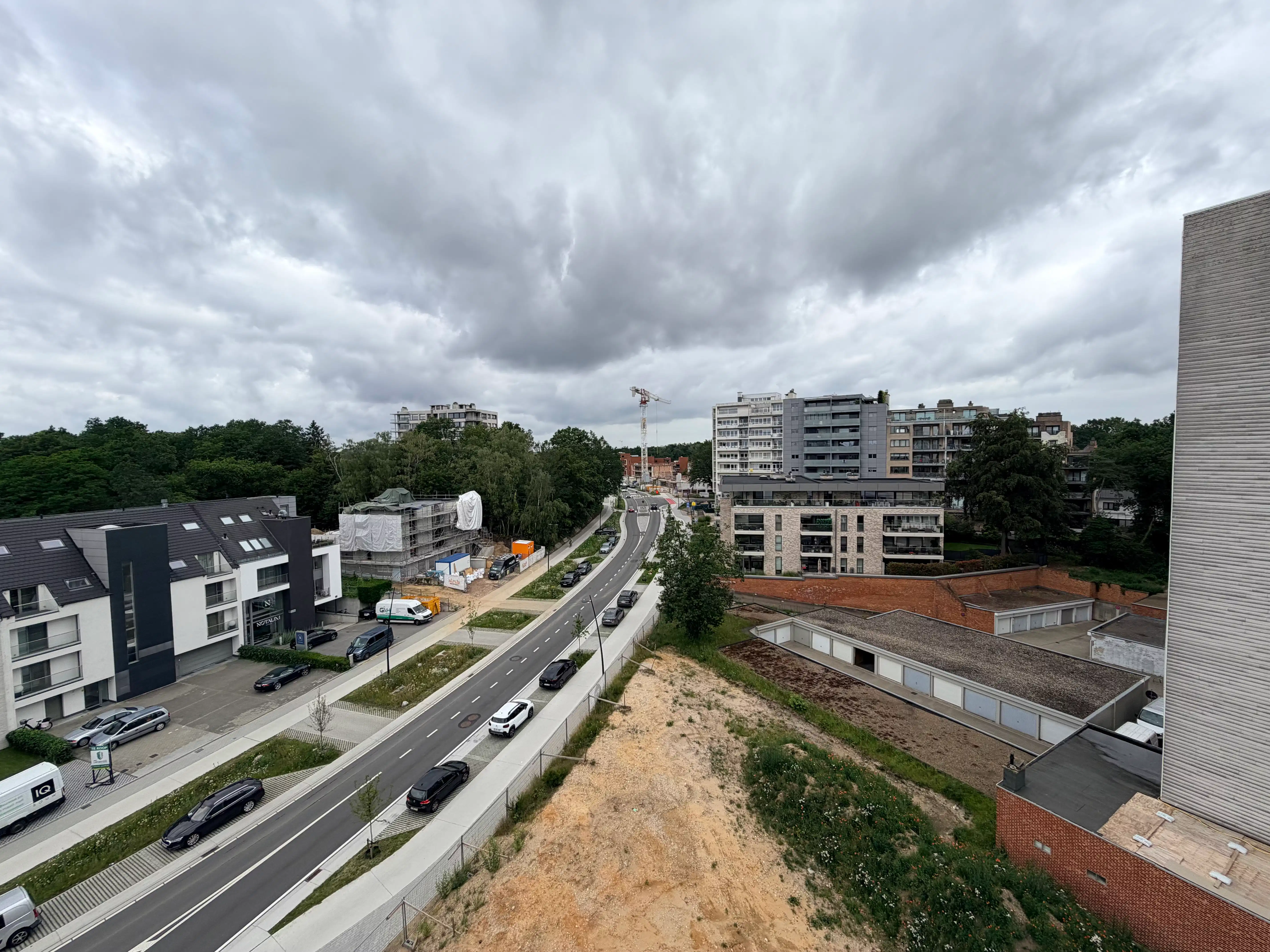 Genk - centrum : Volledig gerenoveerd, ruim en centraal gelegen appartement met 3 slaapkamers en 2 terrassen. foto 12
