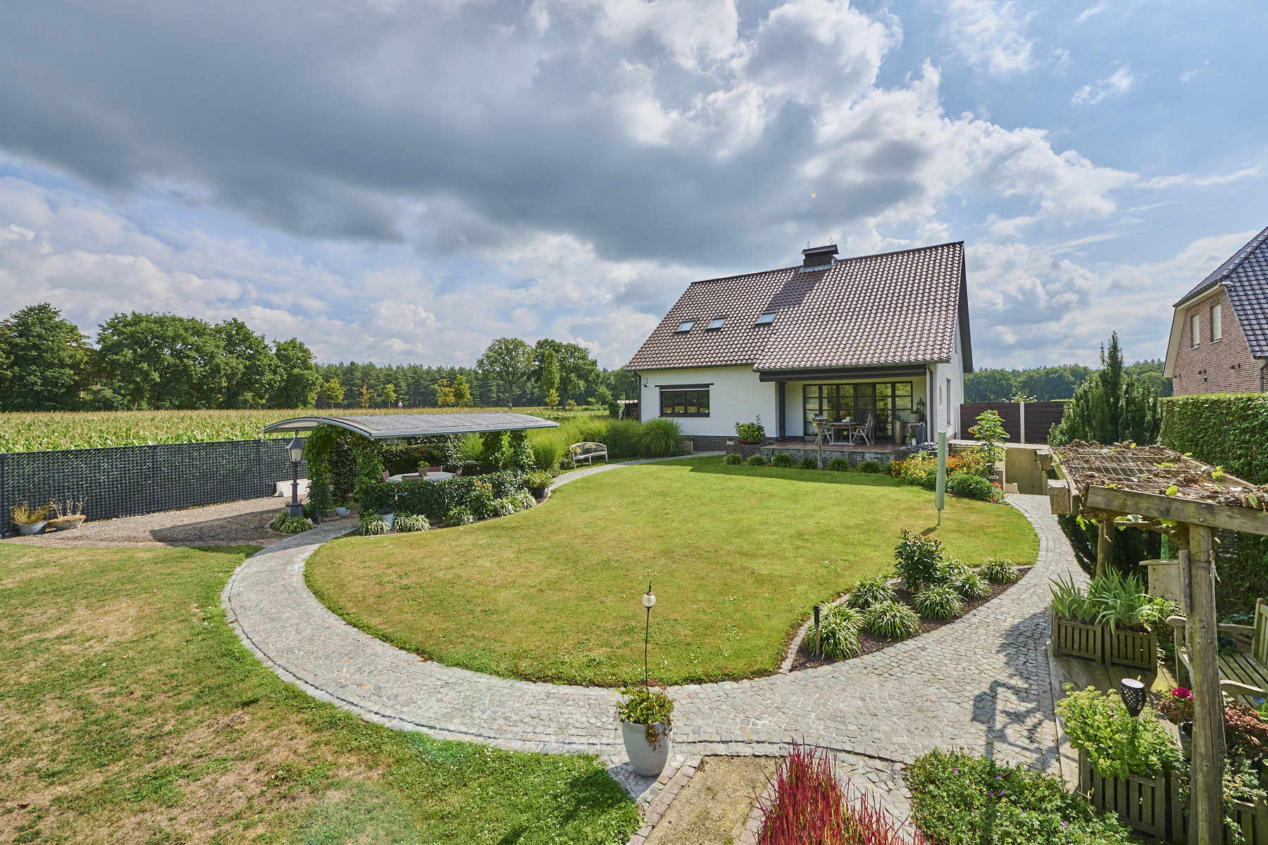 Ruime gezinswoning omringd door groen op een perceel met vrij uitzicht foto {{pictureIndex}}