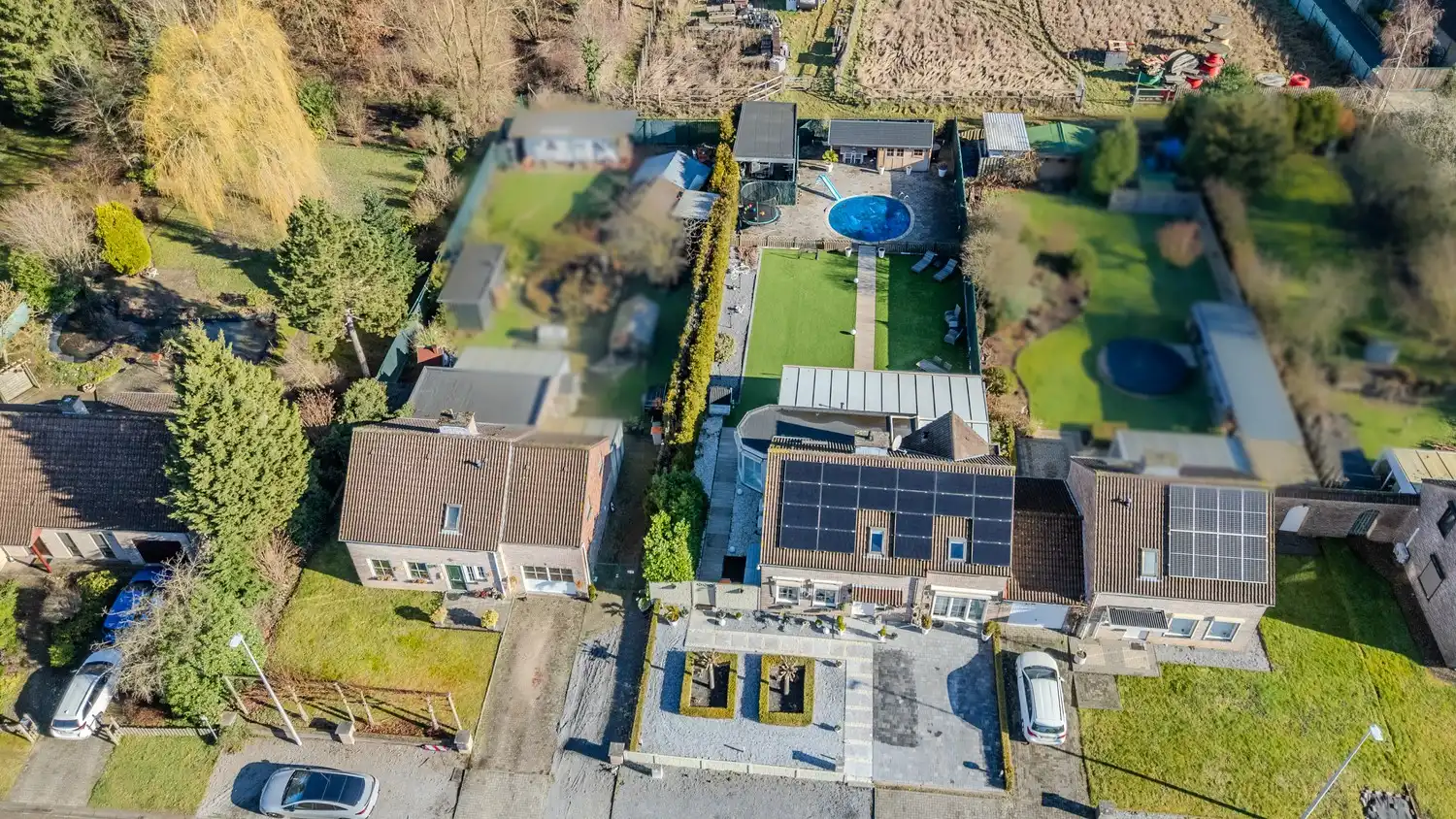 Stijlvolle, instapklare woning met vier slaapkamers, twee badkamers en verwarmd zwembad te koop in Lanaken foto 4