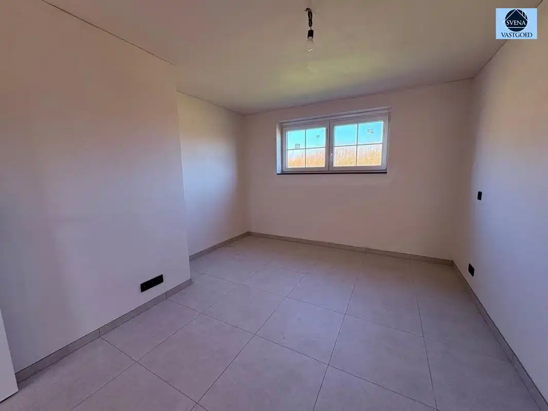  HALFOPEN NIEUWBOUWWONING MET 3 SLAAPKAMERS EN TUIN foto 12