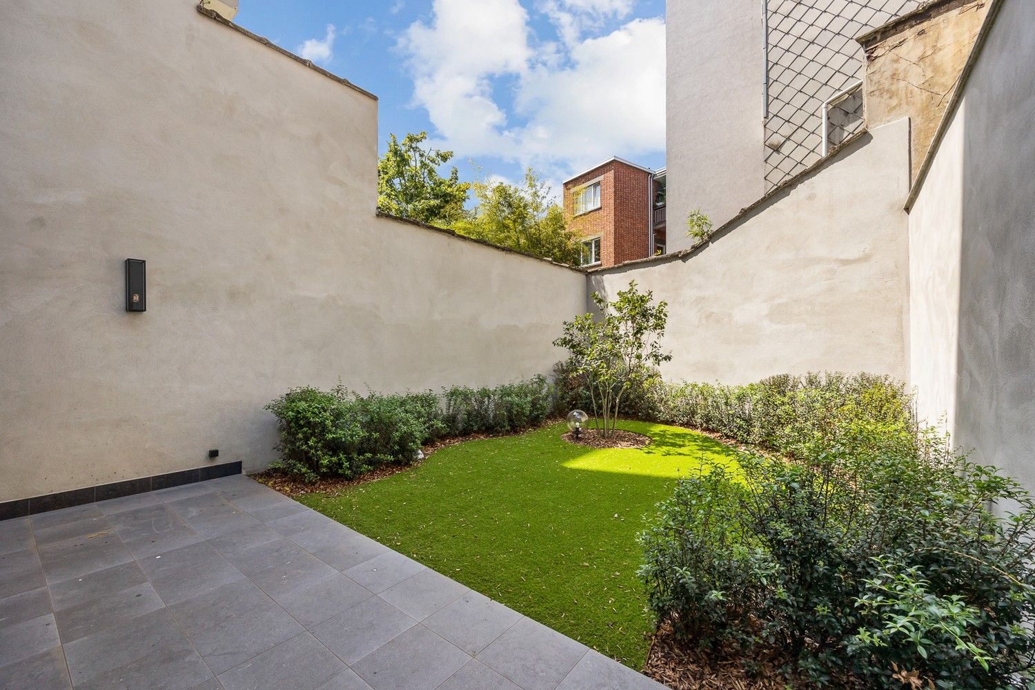 Prestigieuze en totaalgerenoveerde herenwoning (EPC B!) in eclectische stijl met zalige stadstuin op toplocatie aan de Jan Van Rijswijcklaan foto 2