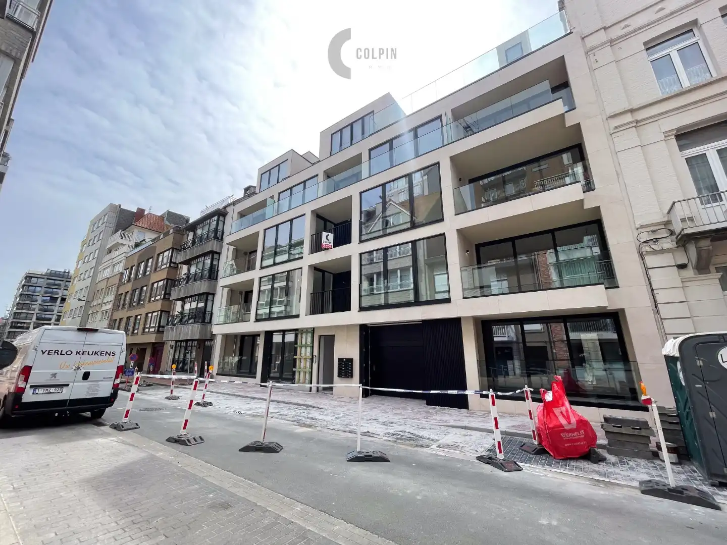 Instapklaar nieuwbouw appartement vlakbij het strand en centrum Heist. foto {{pictureIndex}}