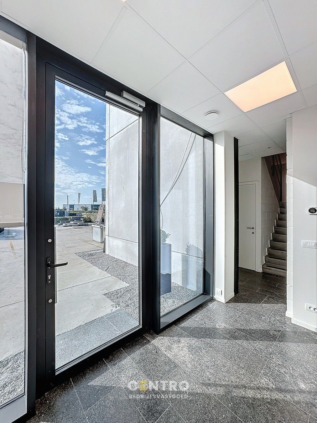 Splinternieuwe (° 2023) PLUG & PLAY kantoorruimte (20m²) met alle randaccommodatie te Oostende (naast de afrit "Zandvoorde". foto 2