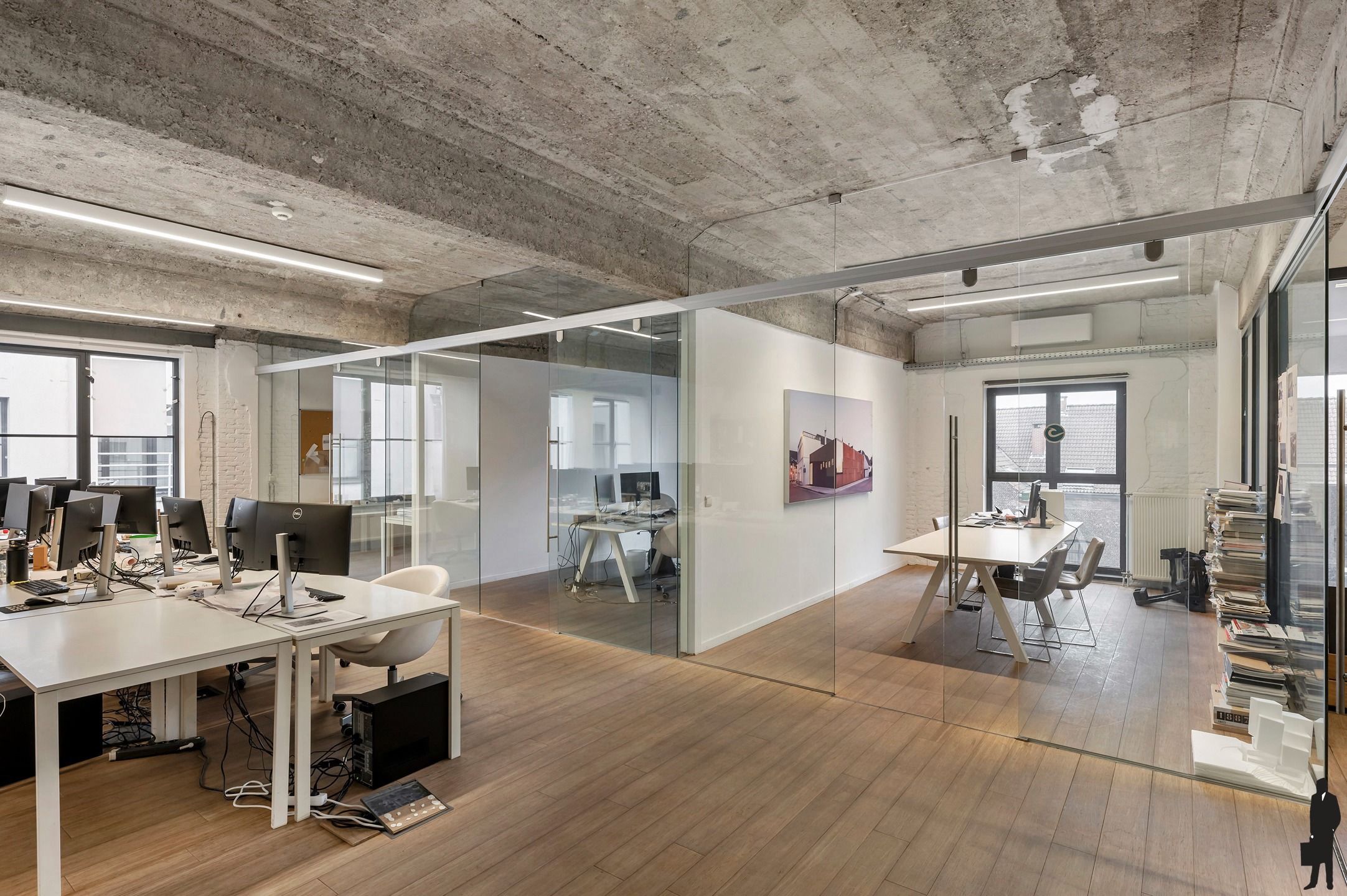 Lichtovergoten industriële loft met open structuur en ruwe materialen foto {{pictureIndex}}