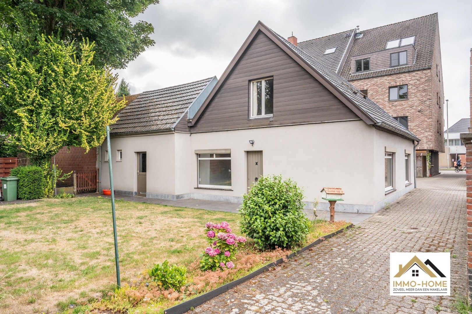 Op te frissen woning op topligging in centrum Lochristi!  foto 2