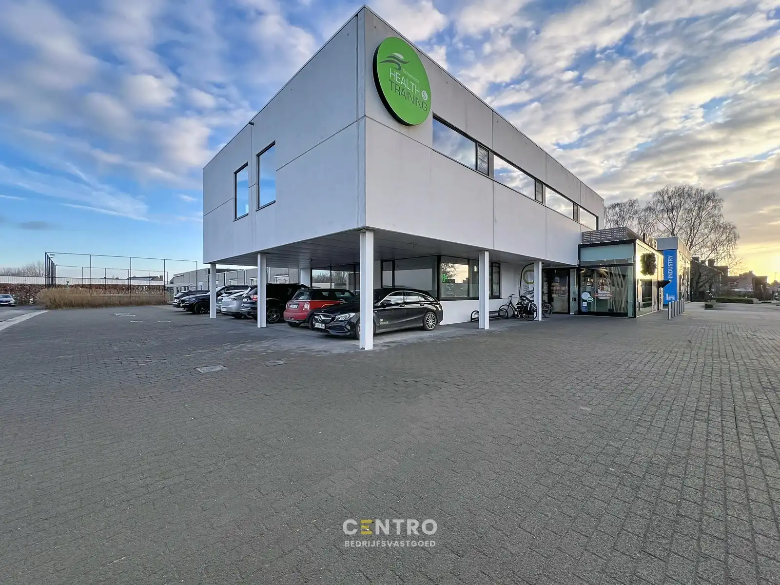 INSTAPKARE kantoorruimte met gemeenschappelijke faciliteiten (receptie, wachtzaal, parking,...) aan SCHIERVELDE! foto 2