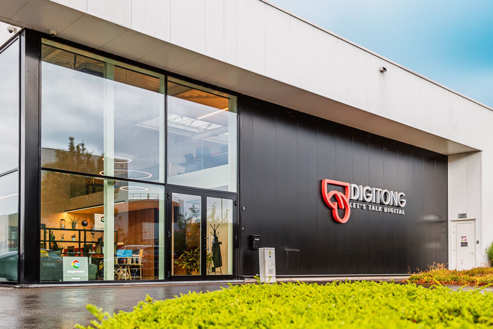 RECENT KANTOORGEBOUW VAN 366M² TE TONGEREN NABIJ E313. foto {{pictureIndex}}