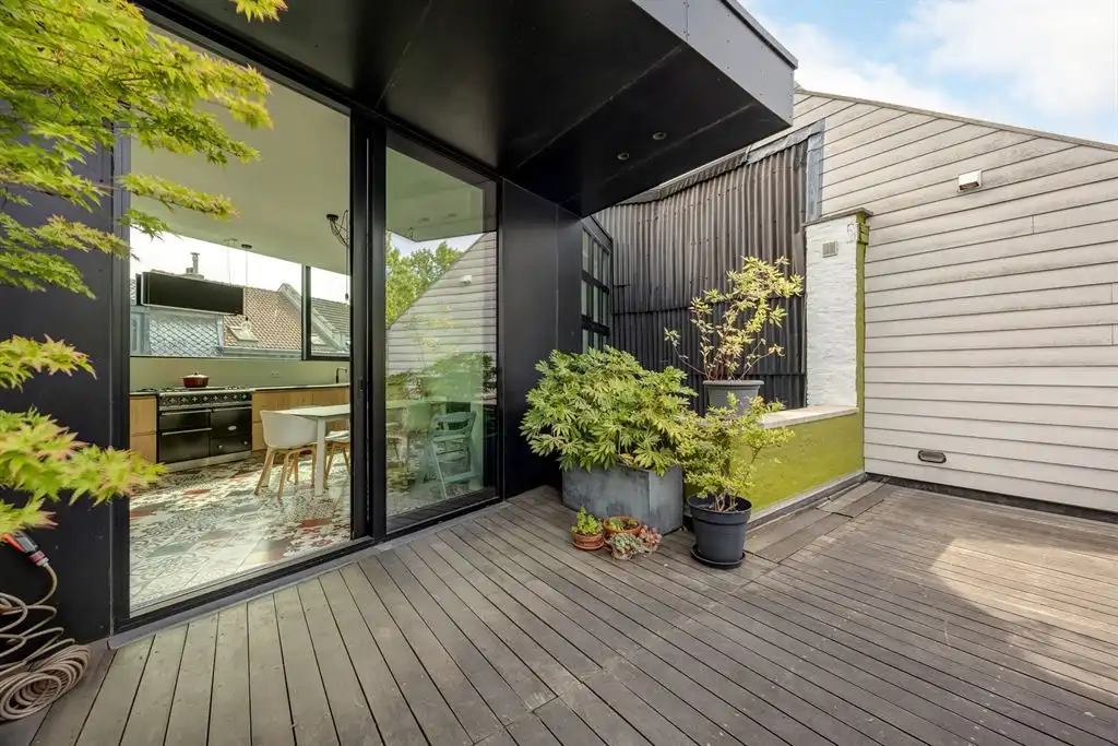Unieke woning met eclectische gevels en dakterras foto 3