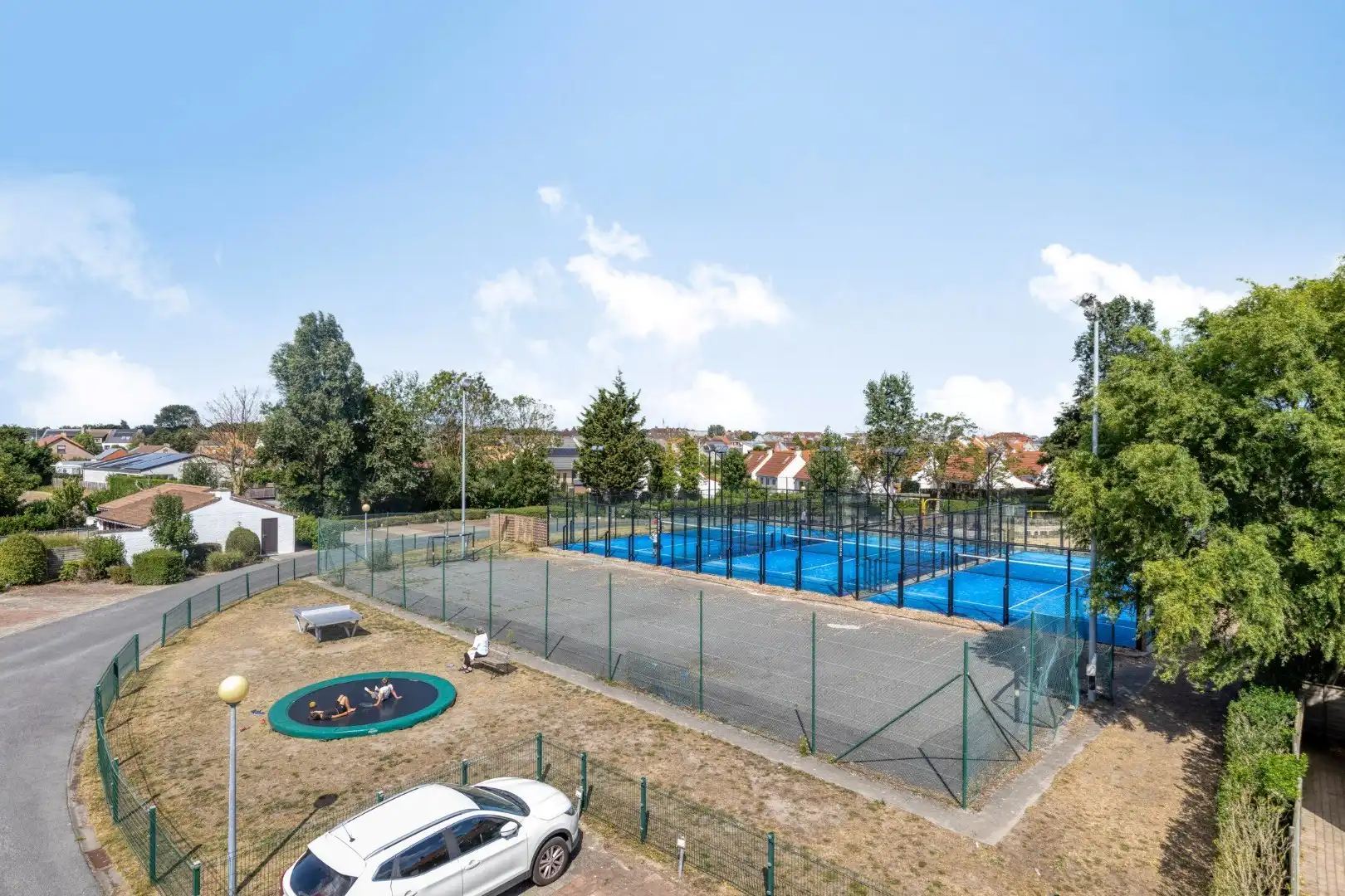Unieke opportuniteit: horecazaak met 3 padelterreinen, terrassen en tuin te huur! foto 4
