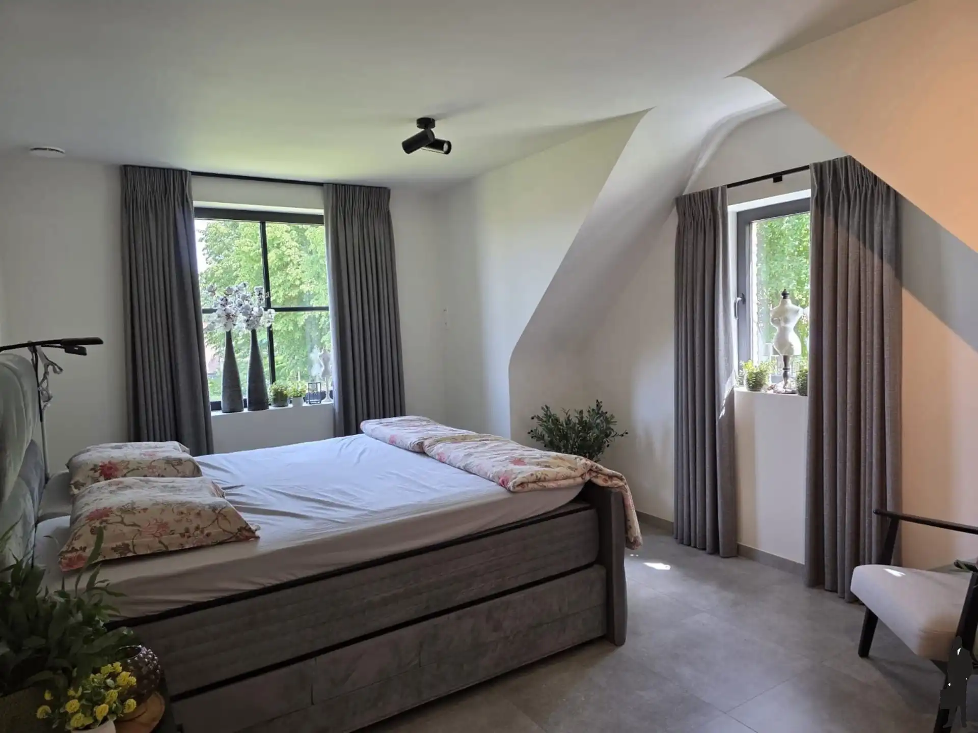 Zeer recente (nieuwbouw 2 jaar oud) energiezuinige halfopen bebouwing met 3 slaapkamers, nieuwste technieken zoals warmtepomp, zonnepanelen, … en open zicht op veel groen van de omliggende landerijen. foto 6