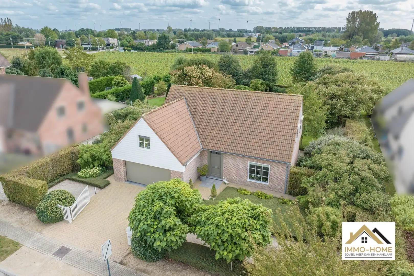 Prachtige woning met breed uitzicht op de tuin foto {{pictureIndex}}