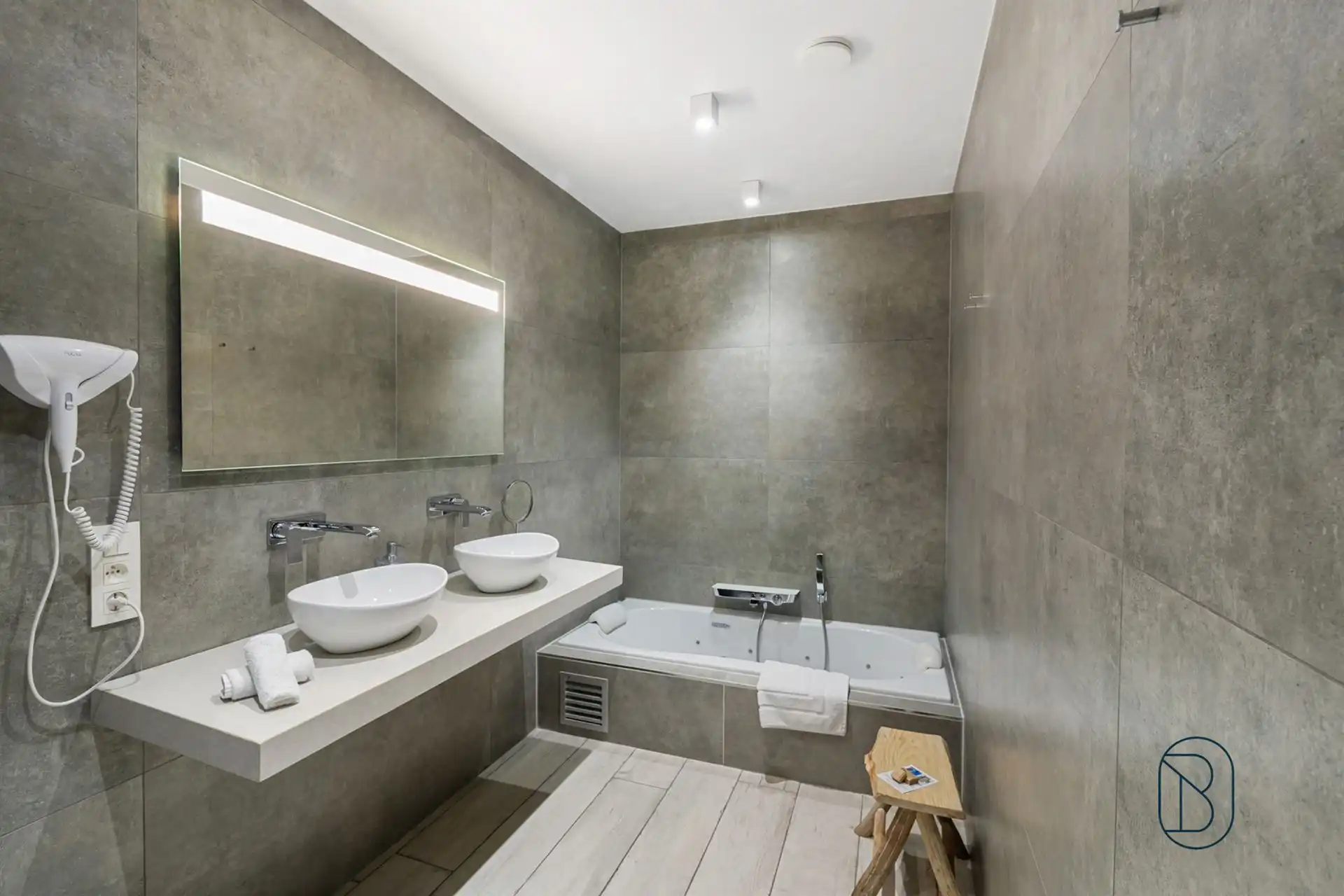 Exclusieve villa met 7 slpk, zwembad en tuin met open zicht foto 22