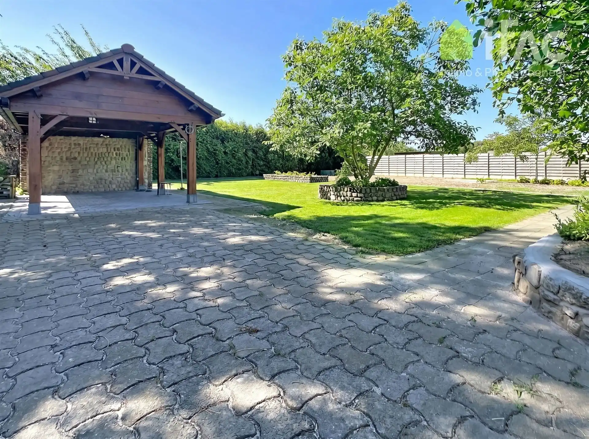 Heel ruime woning met 4 slpks, leefveranda, 54 zonnepanelen foto 3