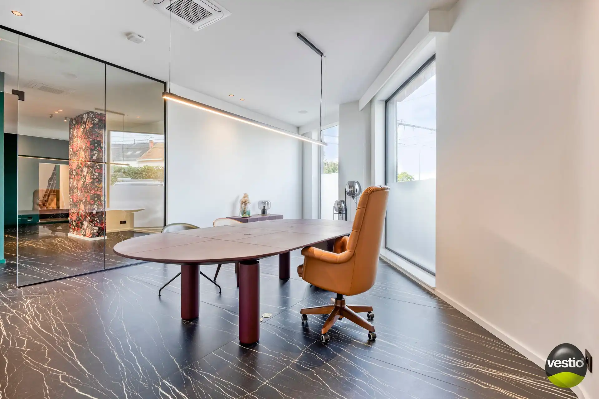 Luxueuze gelijkvloerse kantoorruimte van ca. 328 m² met parking. foto 10